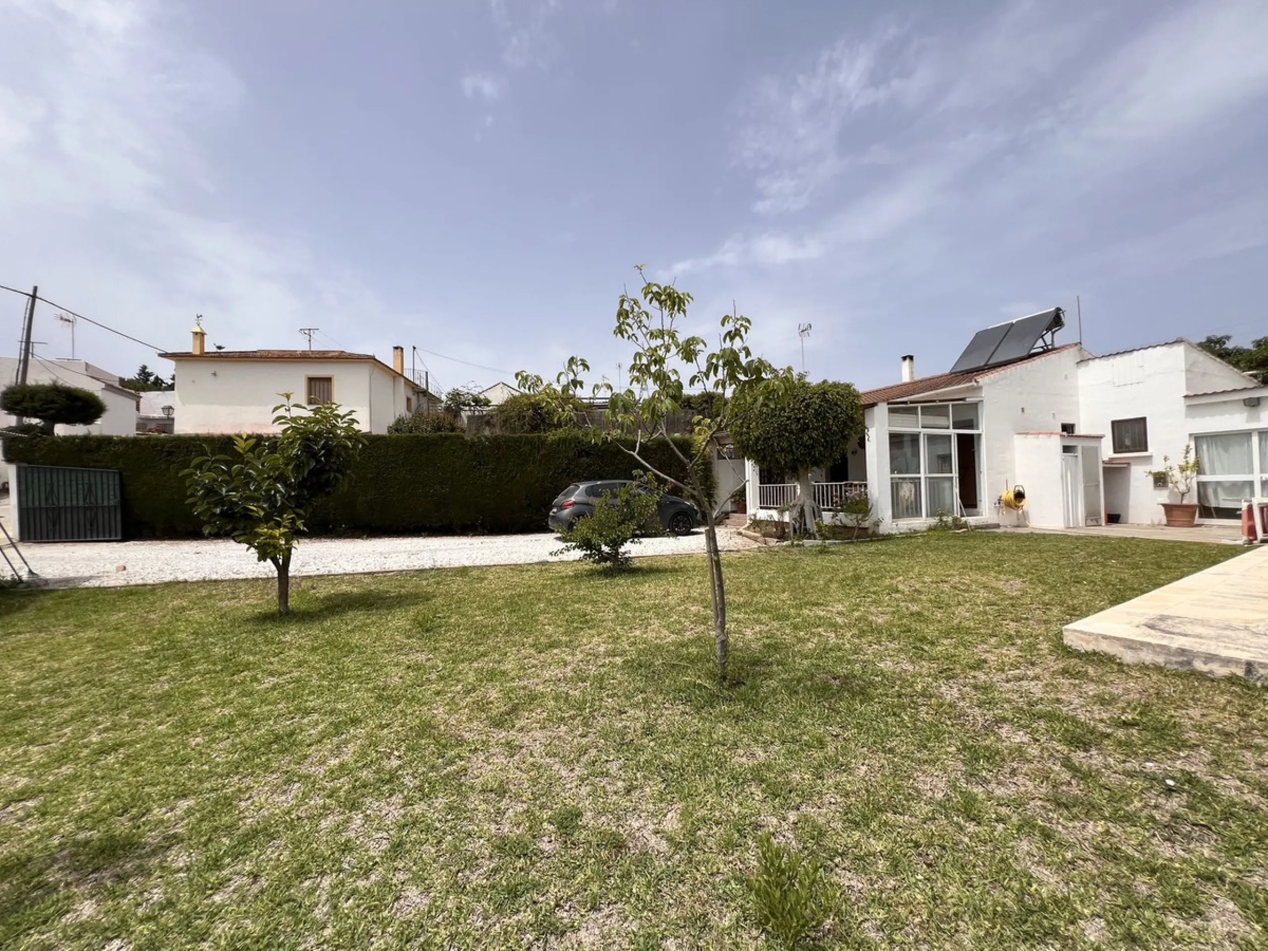 Large plot with house and swimming pool in the area of el Velerín.