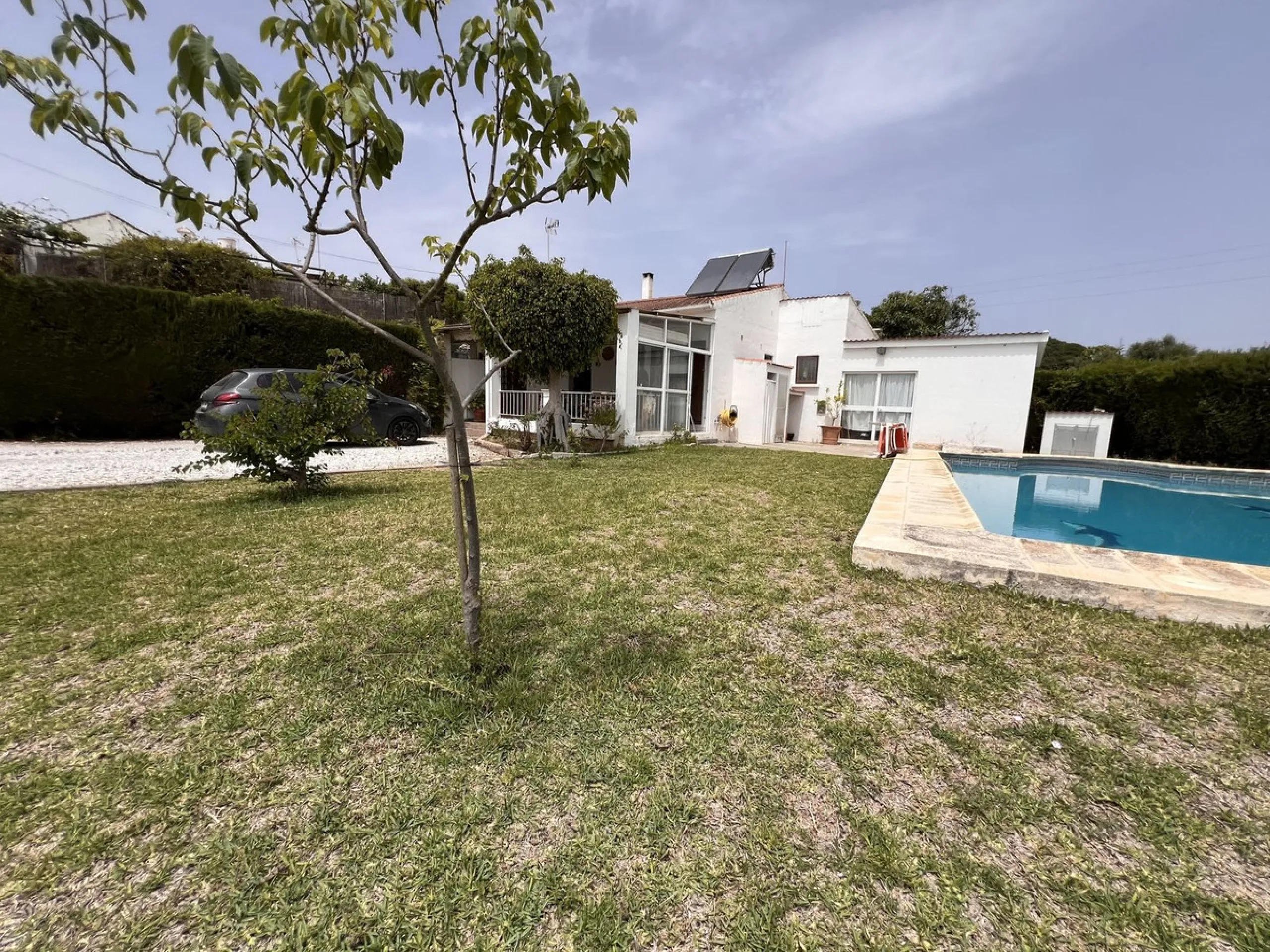 Large plot with house and swimming pool in the area of el Velerín.
