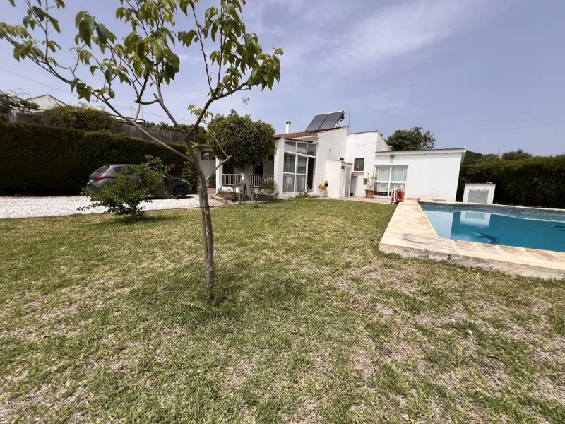 Large plot with house and swimming pool in the area of el Velerín.