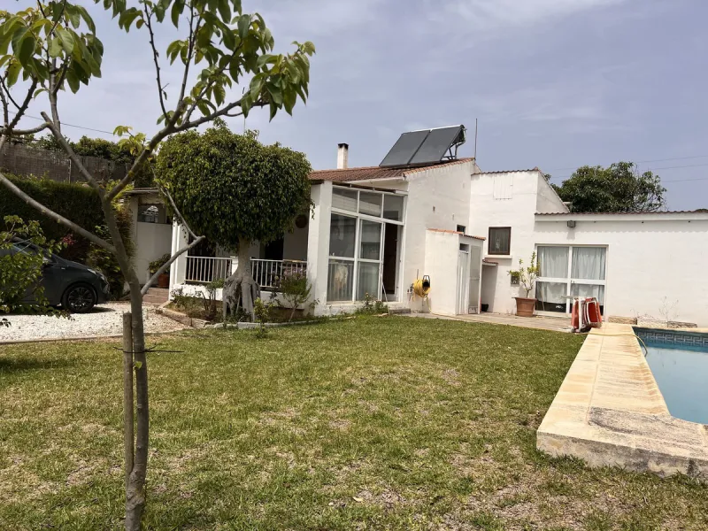 Large plot with house and swimming pool in the area of el Velerín.