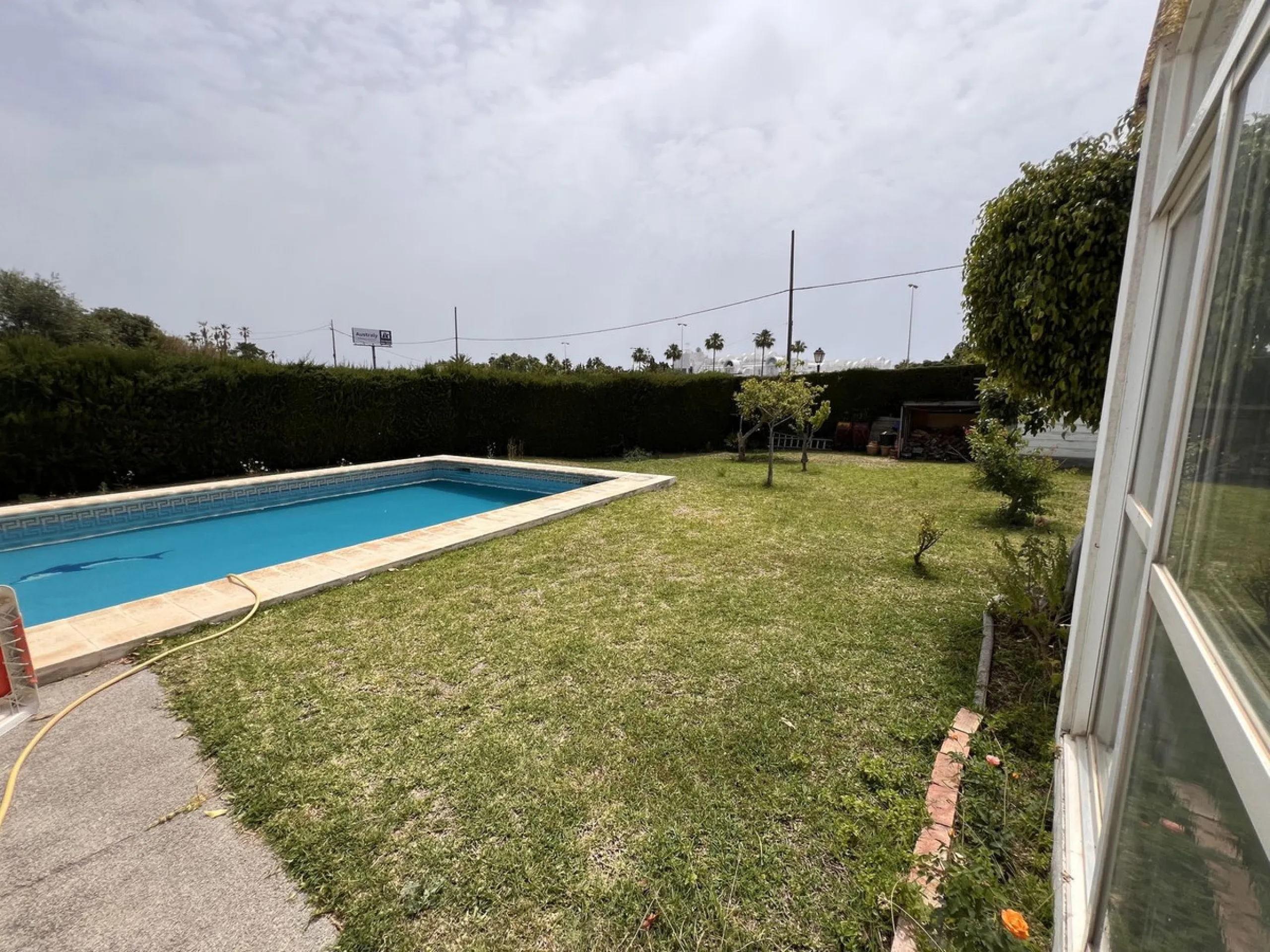 Large plot with house and swimming pool in the area of el Velerín.