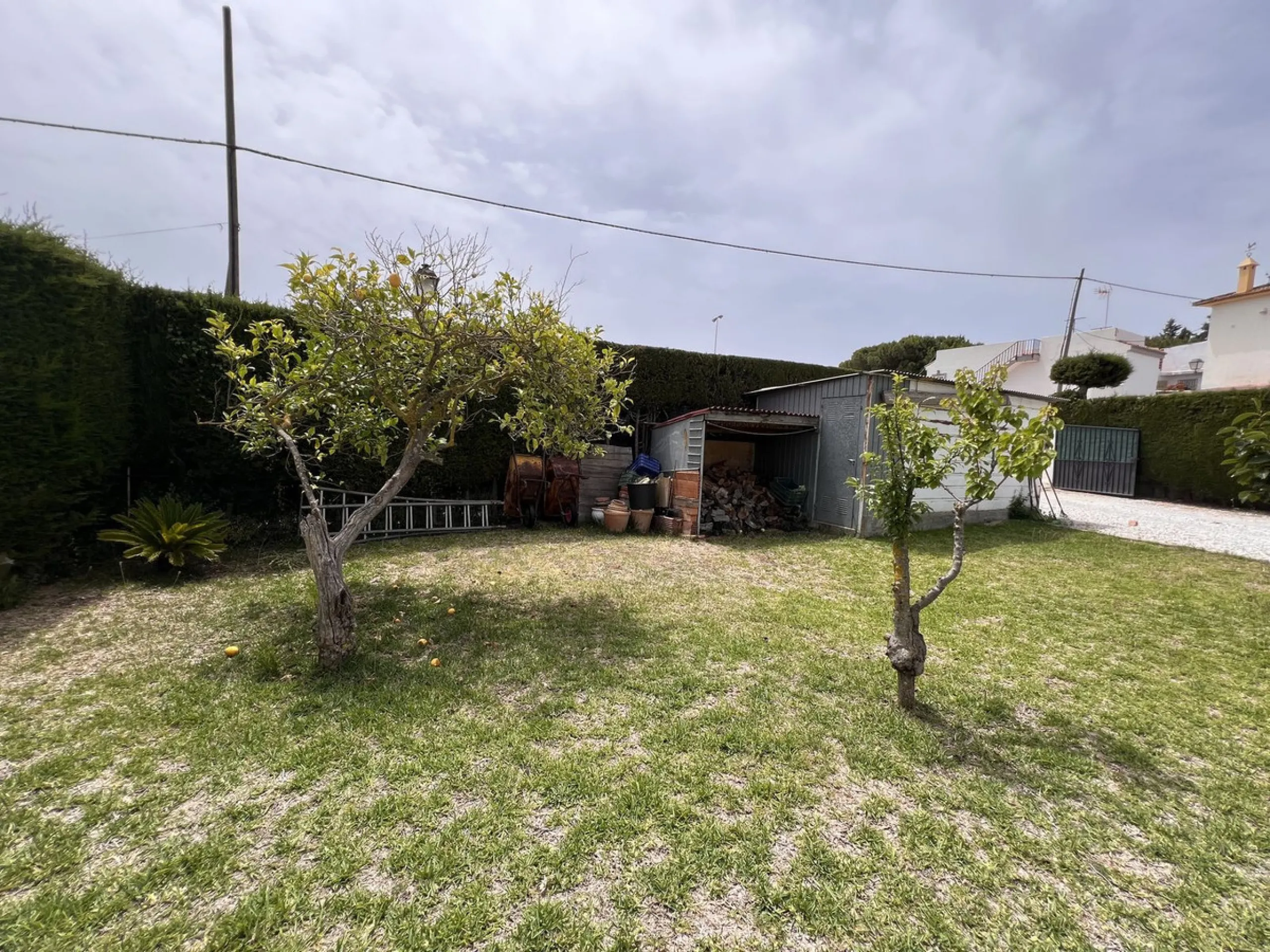 Large plot with house and swimming pool in the area of el Velerín.