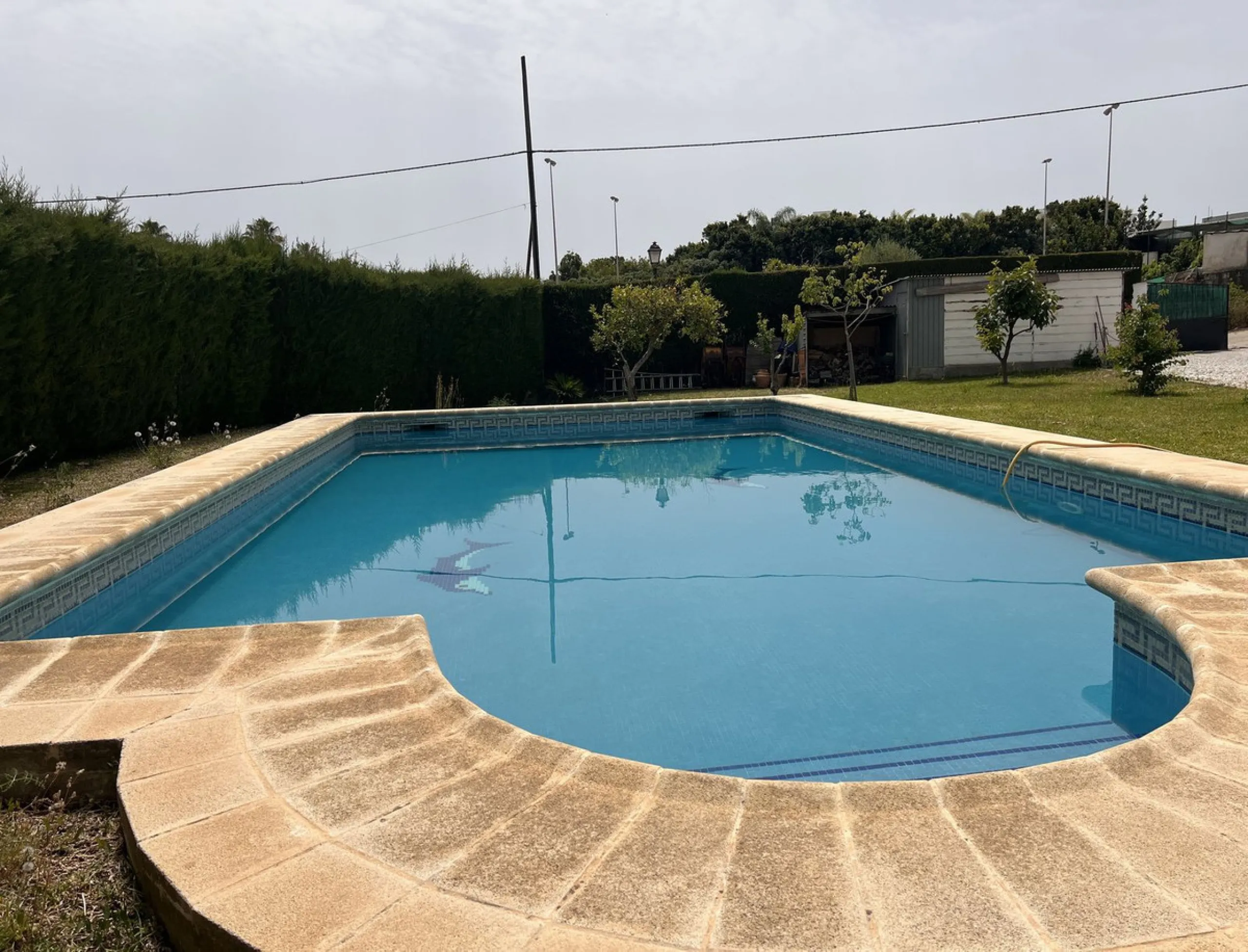 Large plot with house and swimming pool in the area of el Velerín.
