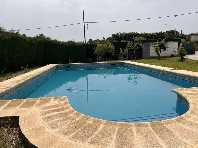 Large plot with house and swimming pool in the area of el Velerín.