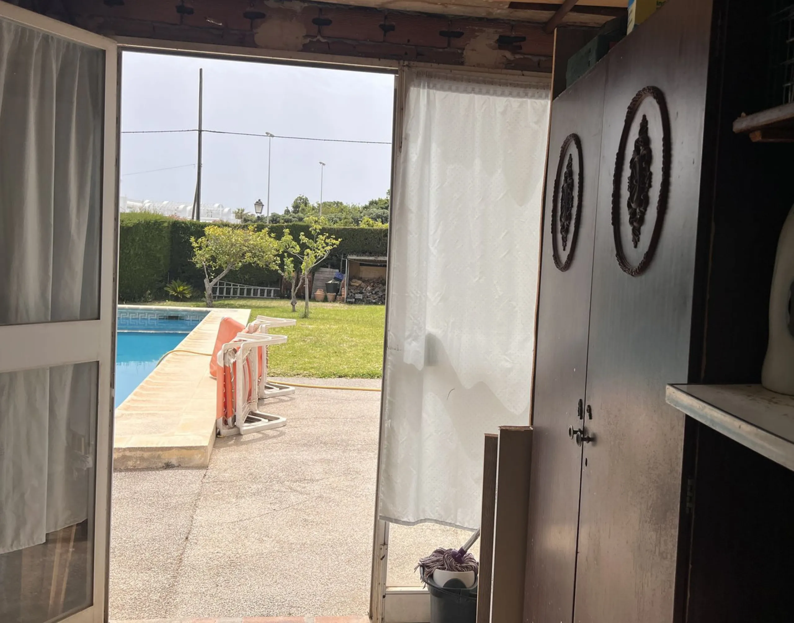 Large plot with house and swimming pool in the area of el Velerín.