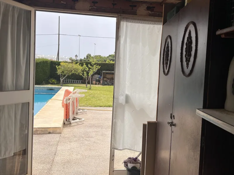 Large plot with house and swimming pool in the area of el Velerín.