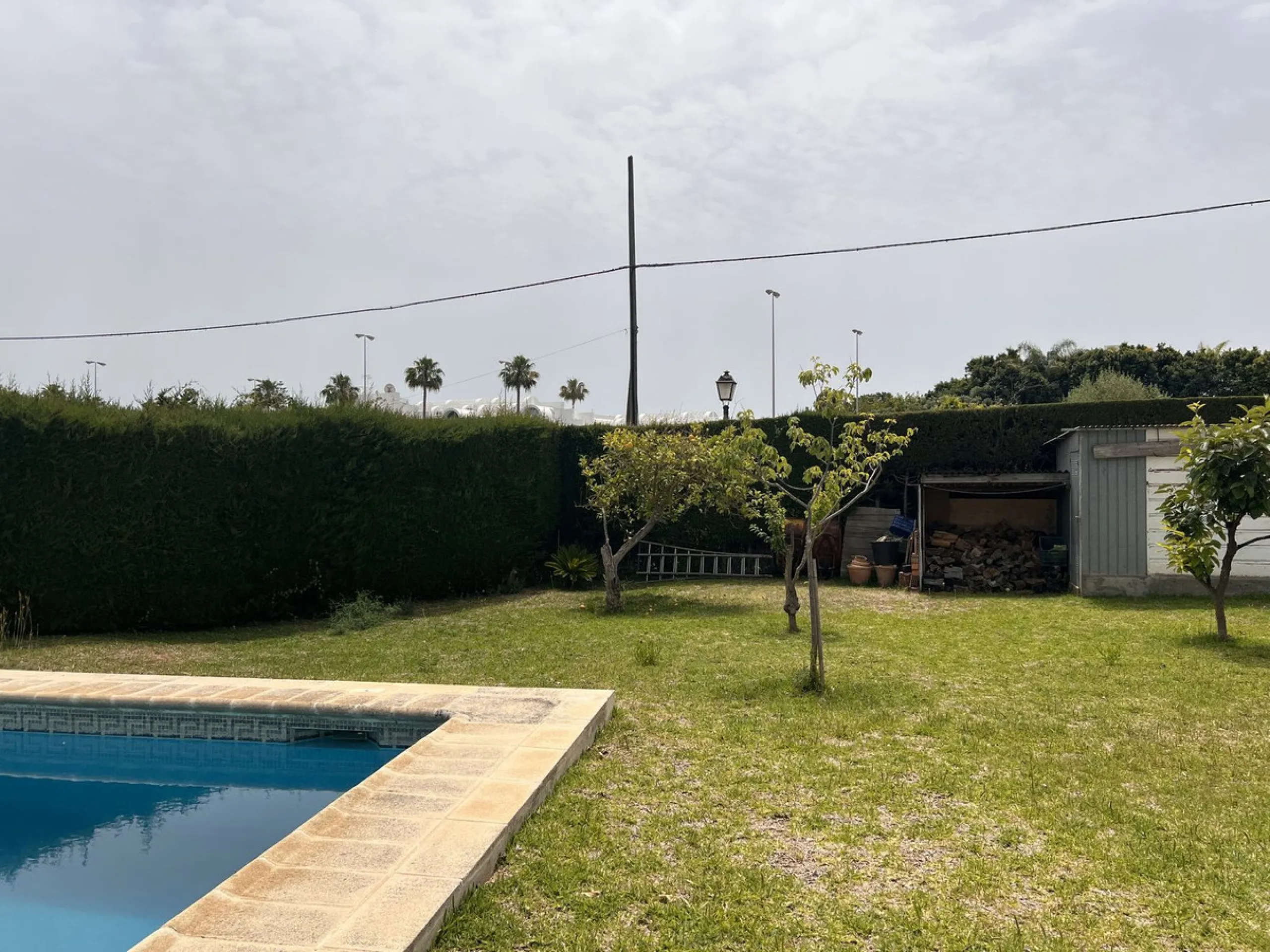 Large plot with house and swimming pool in the area of el Velerín.