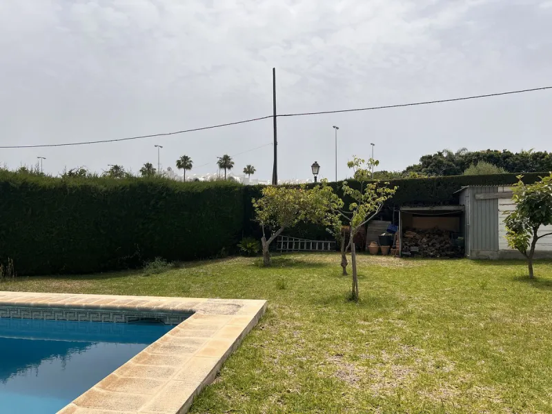 Large plot with house and swimming pool in the area of el Velerín.