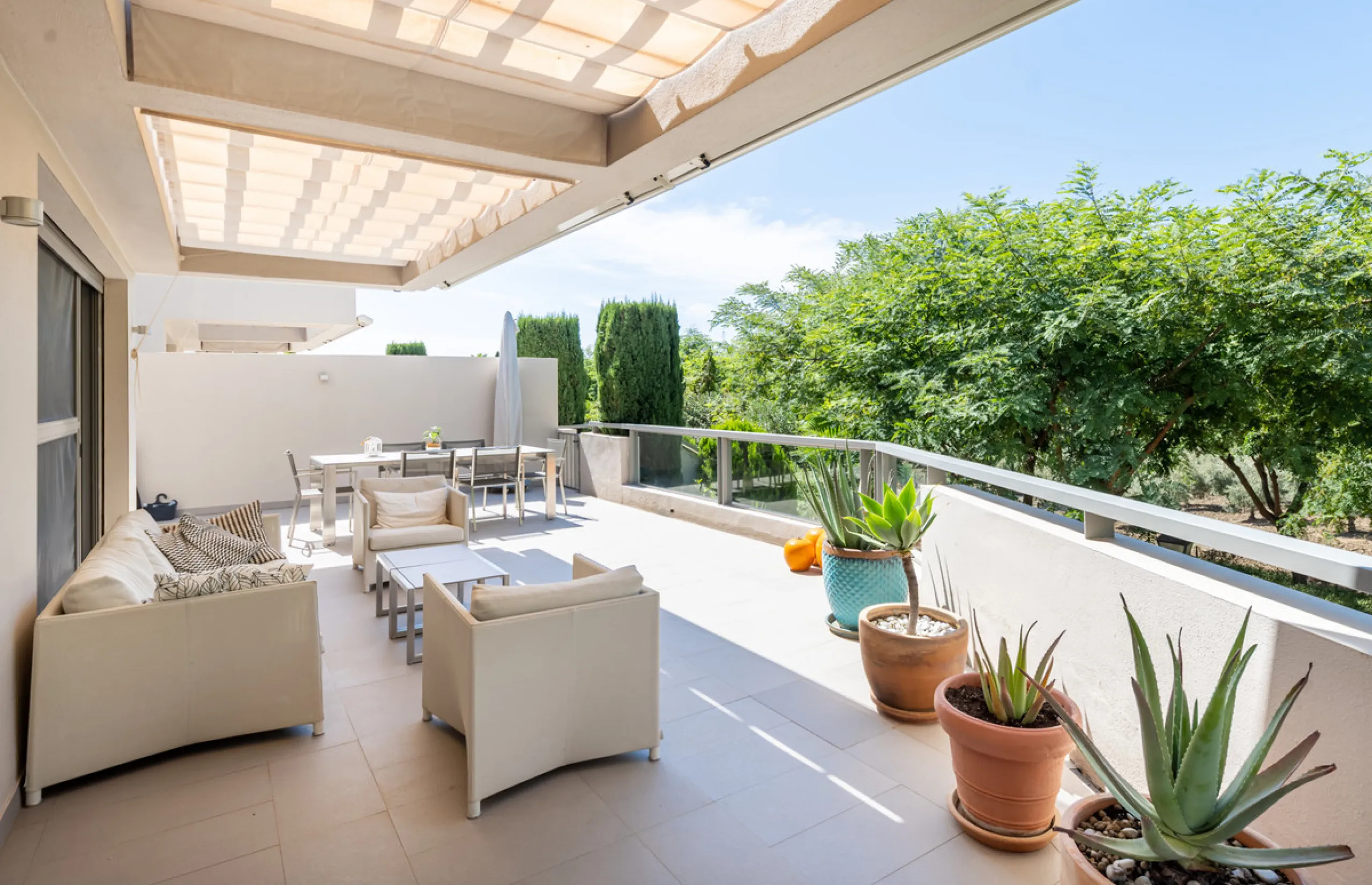 This modern apartment offers a range of features designed to enhance your living experience. The property boasts three bedrooms, each with its own en-suite bathroom, adding a touch of luxury. The apartment's west orientation allows for ample natural light
