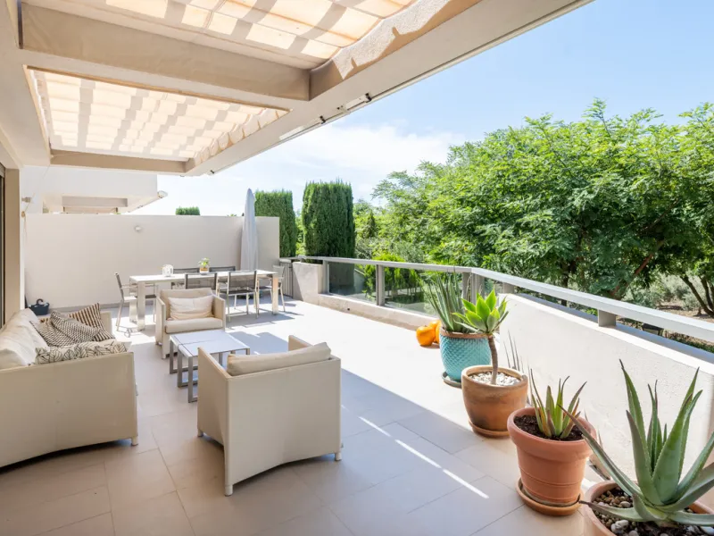 This modern apartment offers a range of features designed to enhance your living experience. The property boasts three bedrooms, each with its own en-suite bathroom, adding a touch of luxury. The apartment's west orientation allows for ample natural light