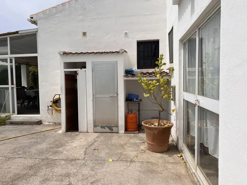 Large plot with house and swimming pool in the area of el Velerín.