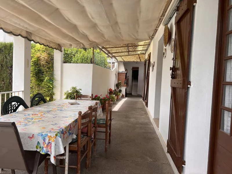 Large plot with house and swimming pool in the area of el Velerín.