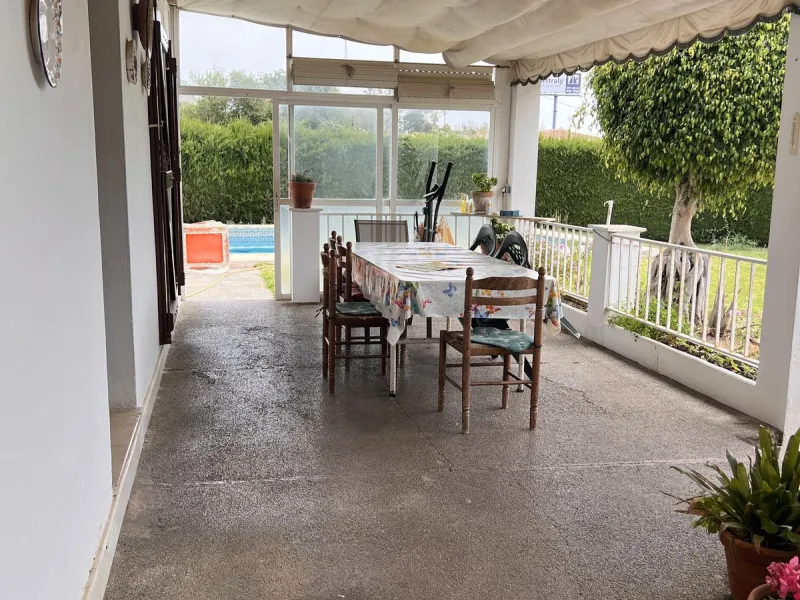 Large plot with house and swimming pool in the area of el Velerín.