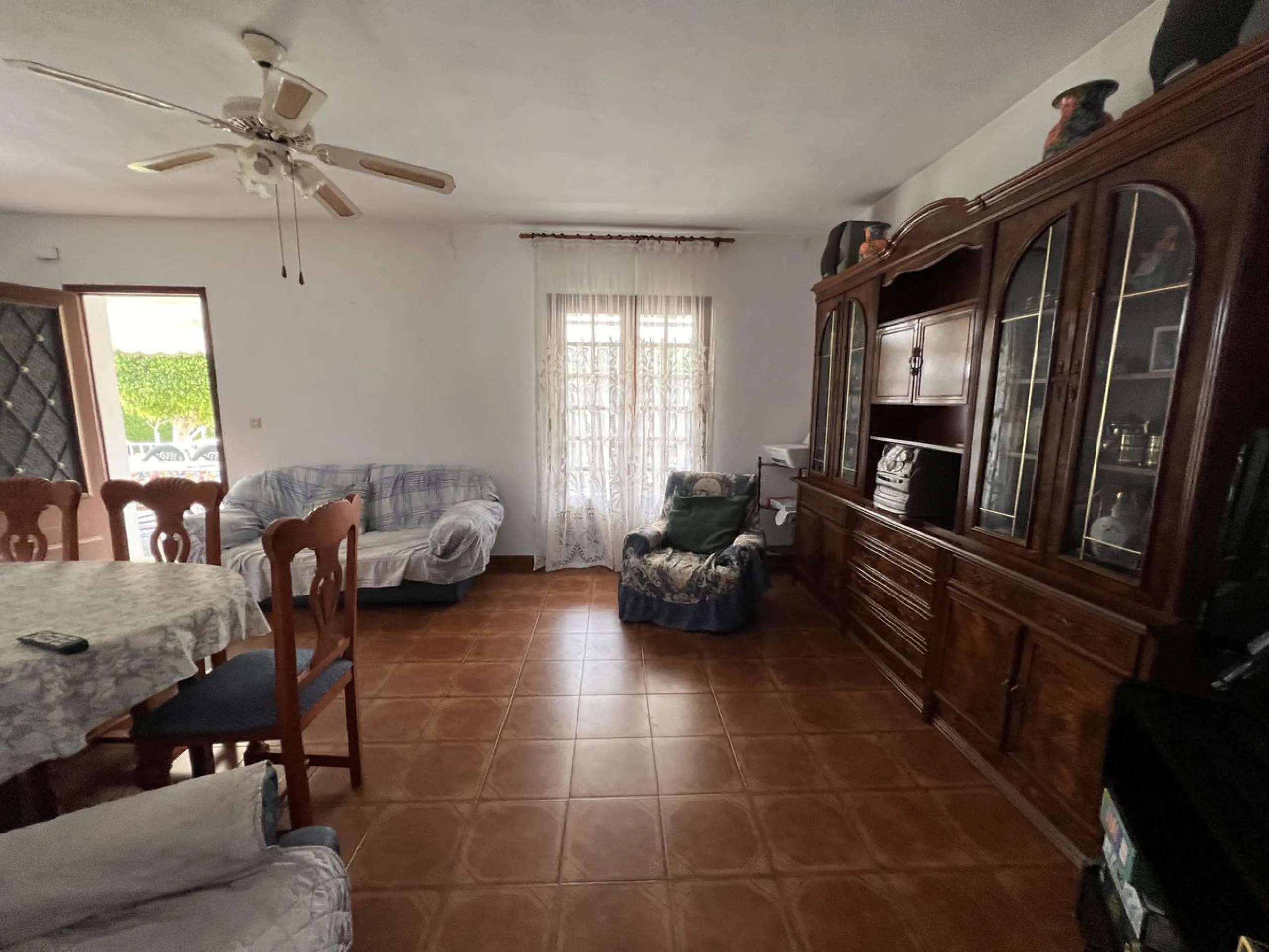 Large plot with house and swimming pool in the area of el Velerín.