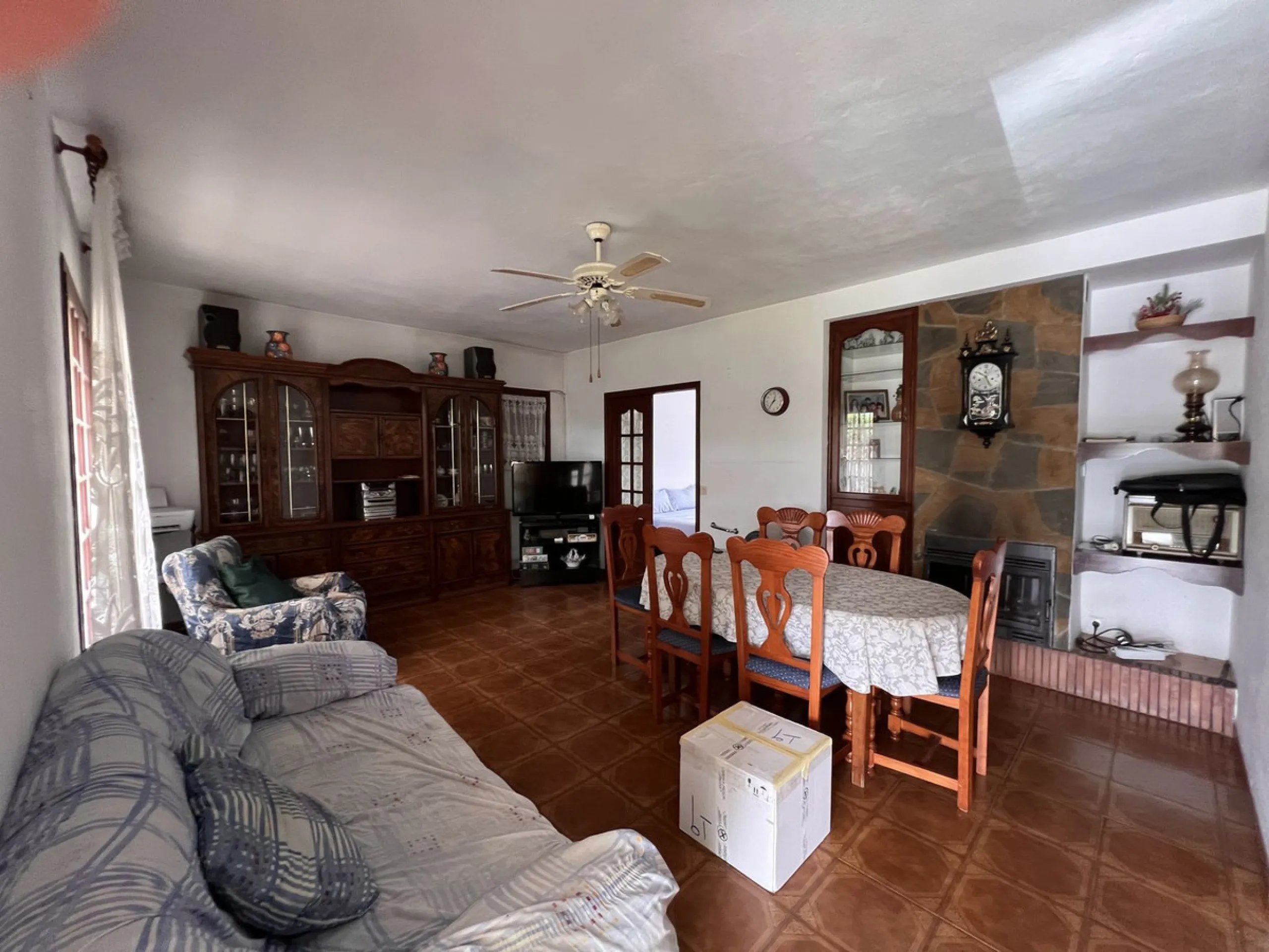 Large plot with house and swimming pool in the area of el Velerín.