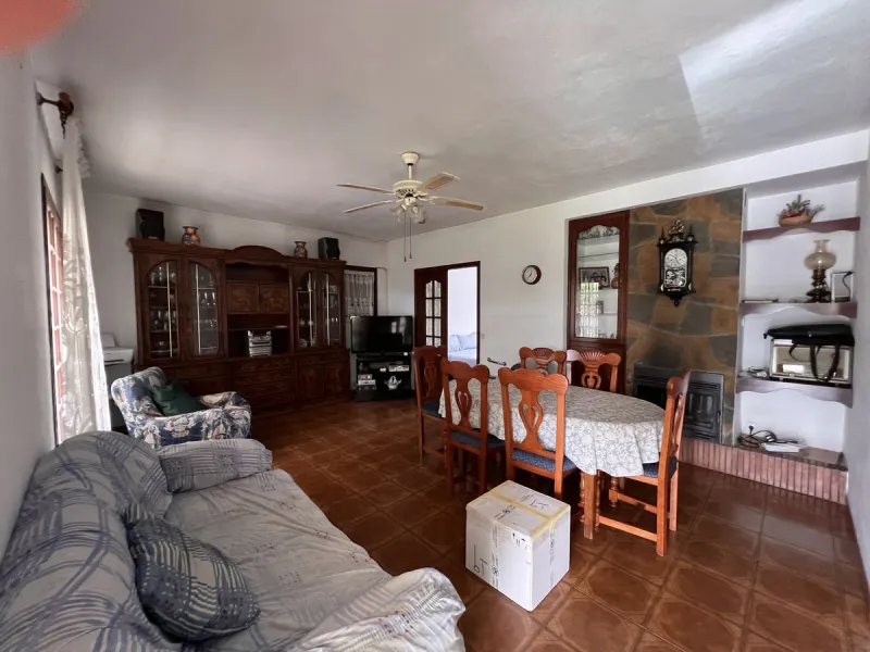 Large plot with house and swimming pool in the area of el Velerín.