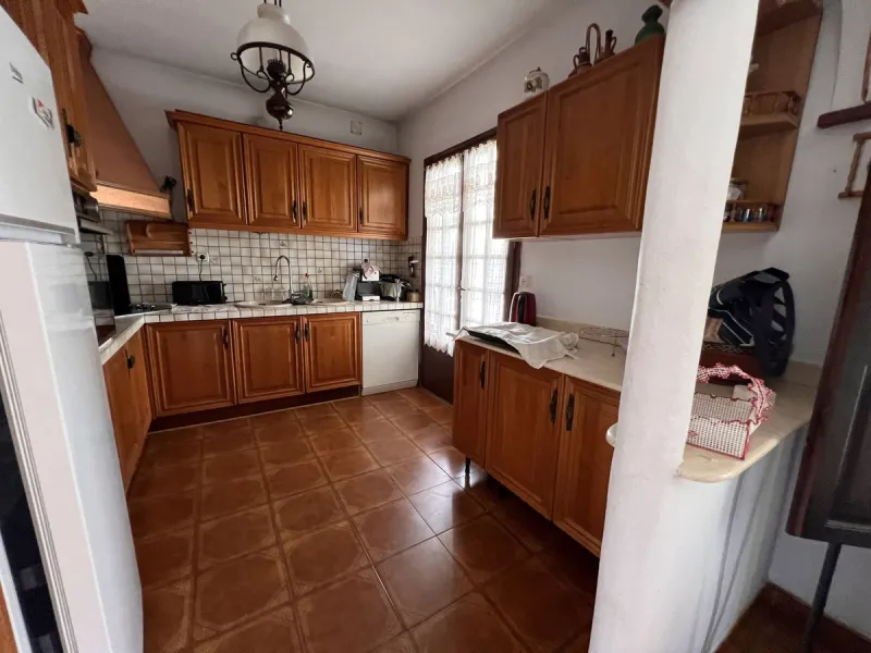 Large plot with house and swimming pool in the area of el Velerín.