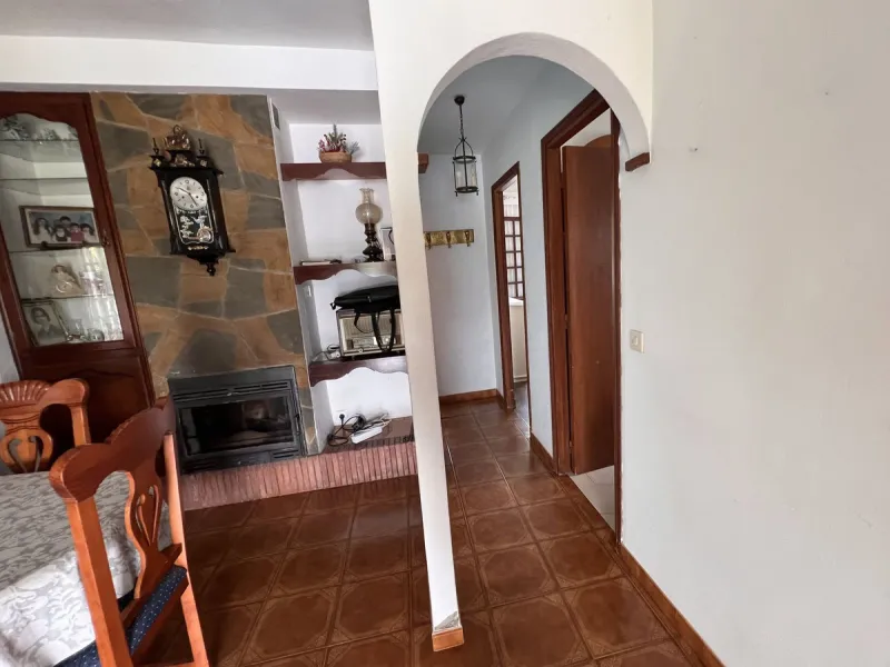 Large plot with house and swimming pool in the area of el Velerín.