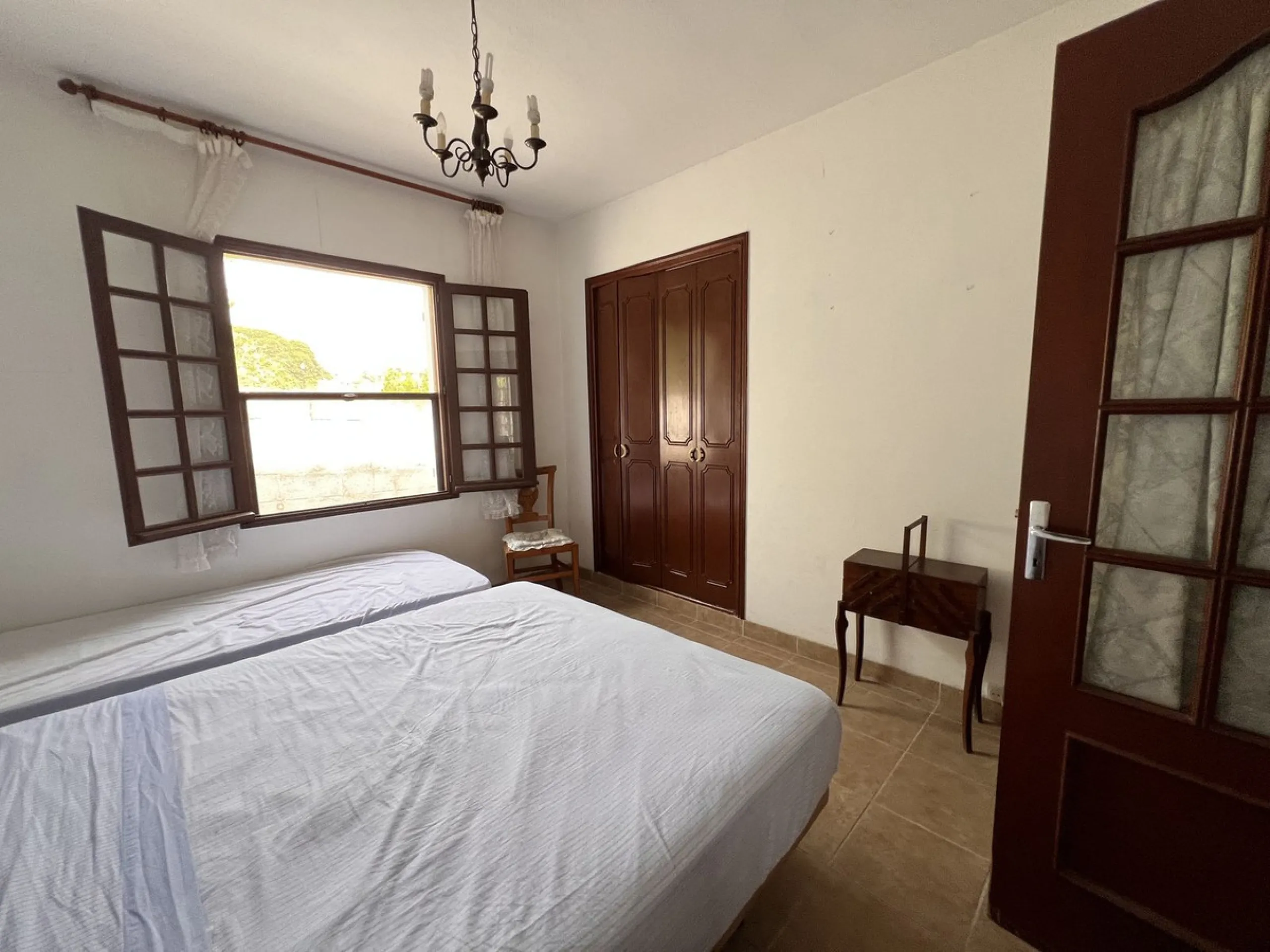 Large plot with house and swimming pool in the area of el Velerín.