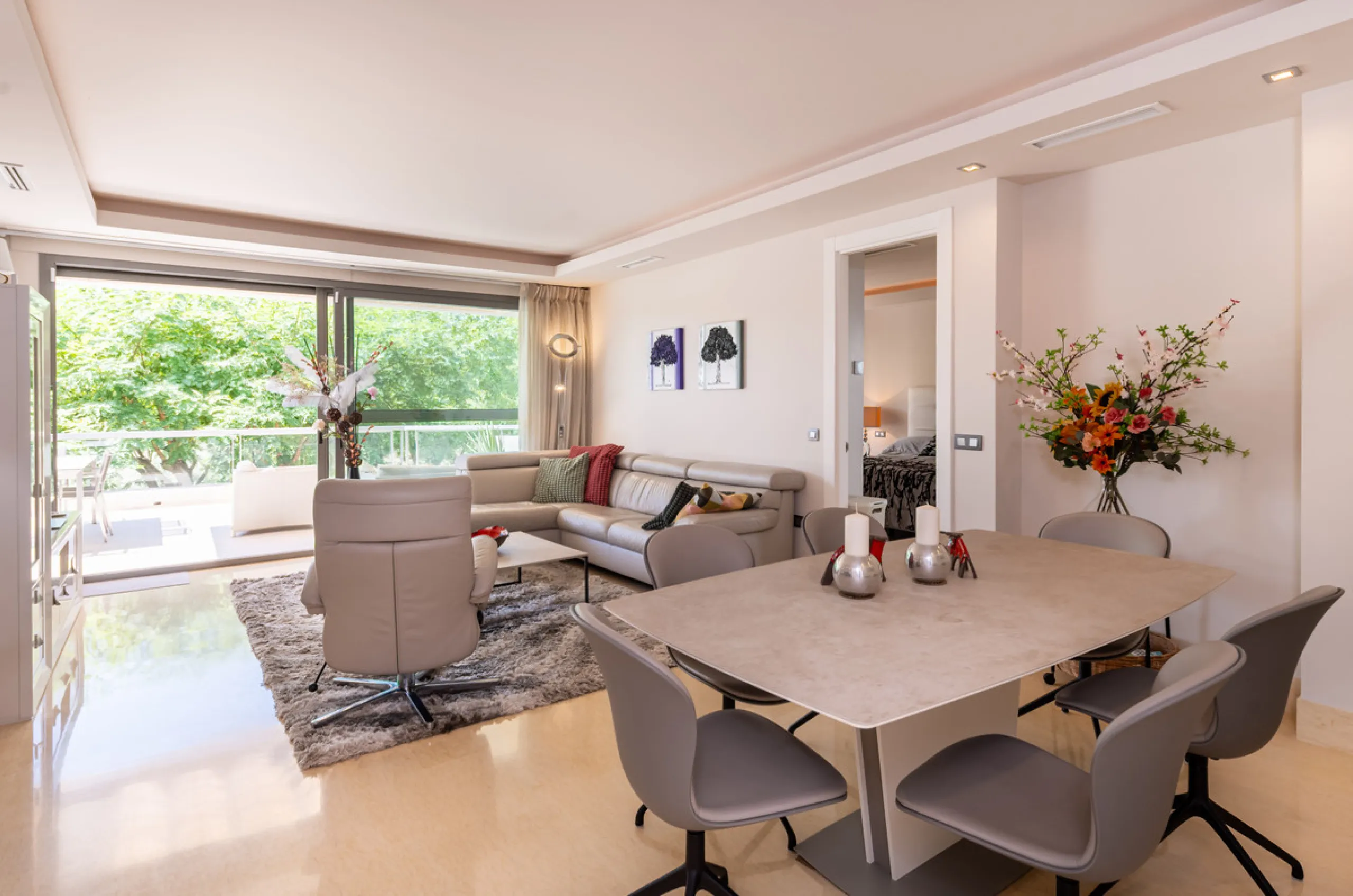 This modern apartment offers a range of features designed to enhance your living experience. The property boasts three bedrooms, each with its own en-suite bathroom, adding a touch of luxury. The apartment's west orientation allows for ample natural light