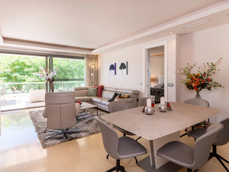 This modern apartment offers a range of features designed to enhance your living experience. The property boasts three bedrooms, each with its own en-suite bathroom, adding a touch of luxury. The apartment's west orientation allows for ample natural light