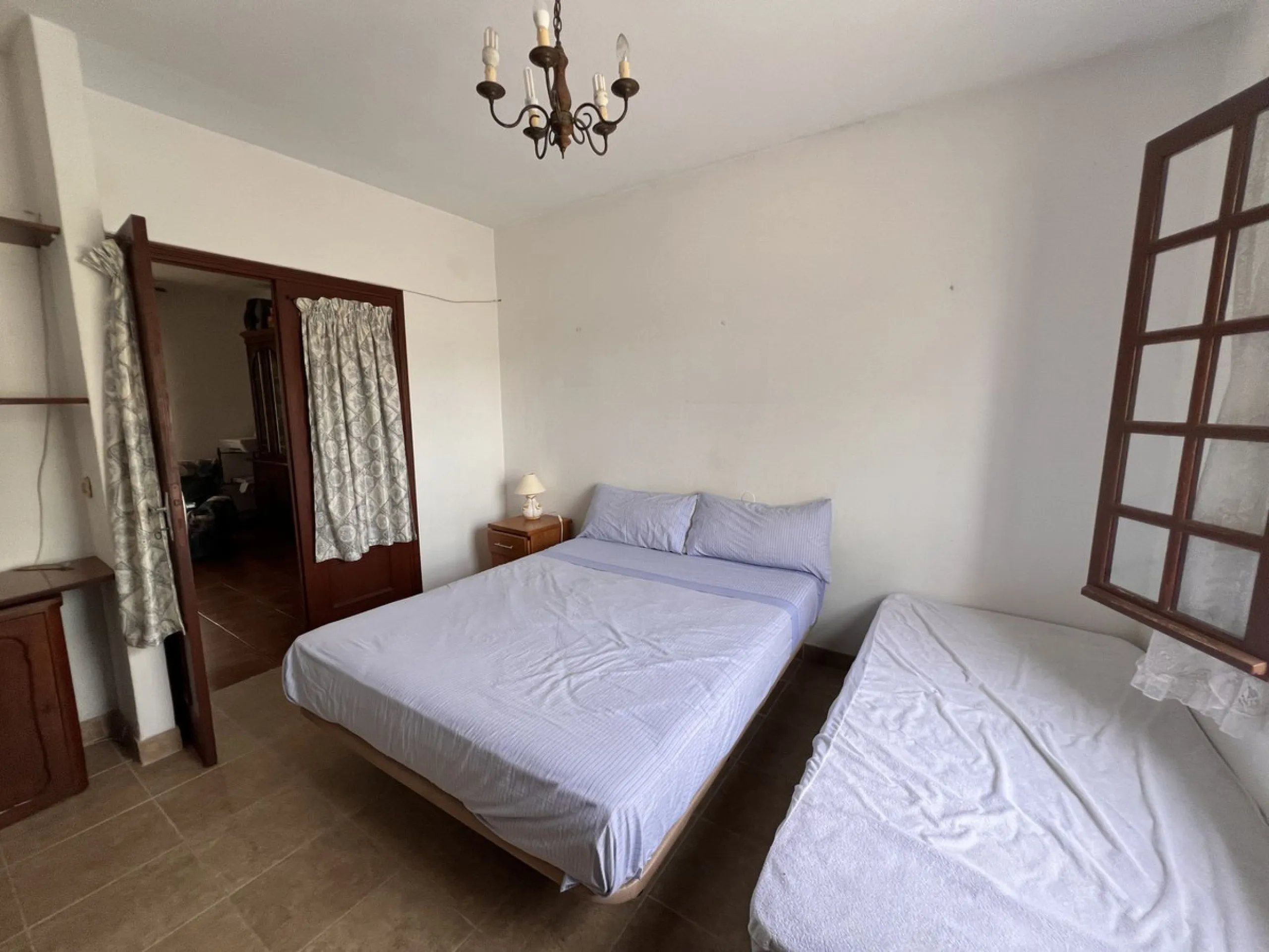 Large plot with house and swimming pool in the area of el Velerín.