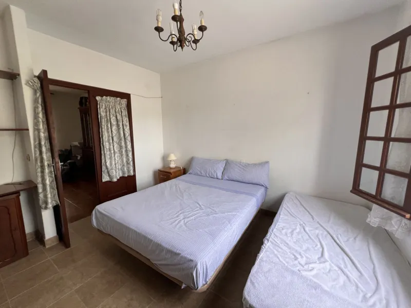 Large plot with house and swimming pool in the area of el Velerín.