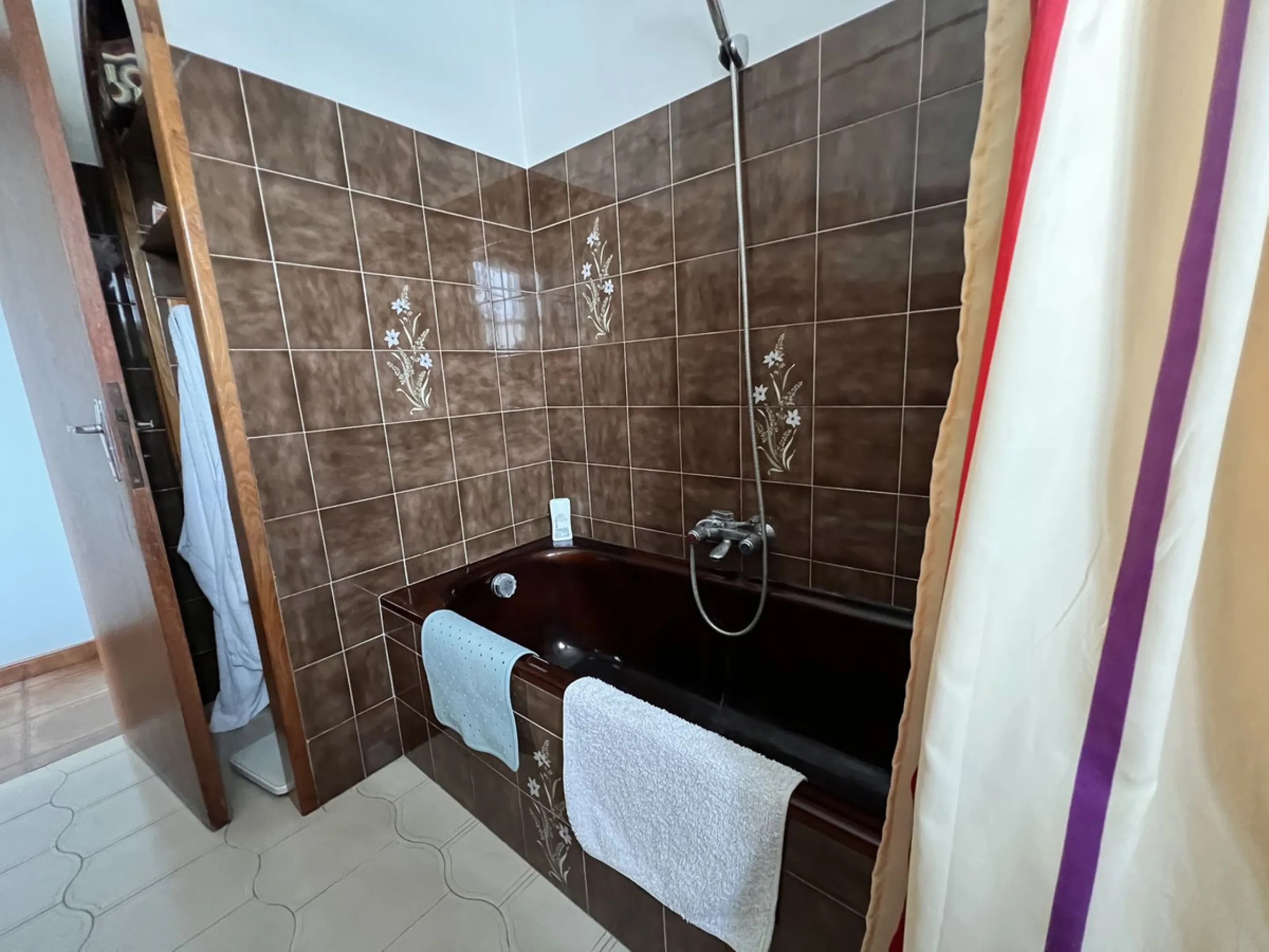 Large plot with house and swimming pool in the area of el Velerín.