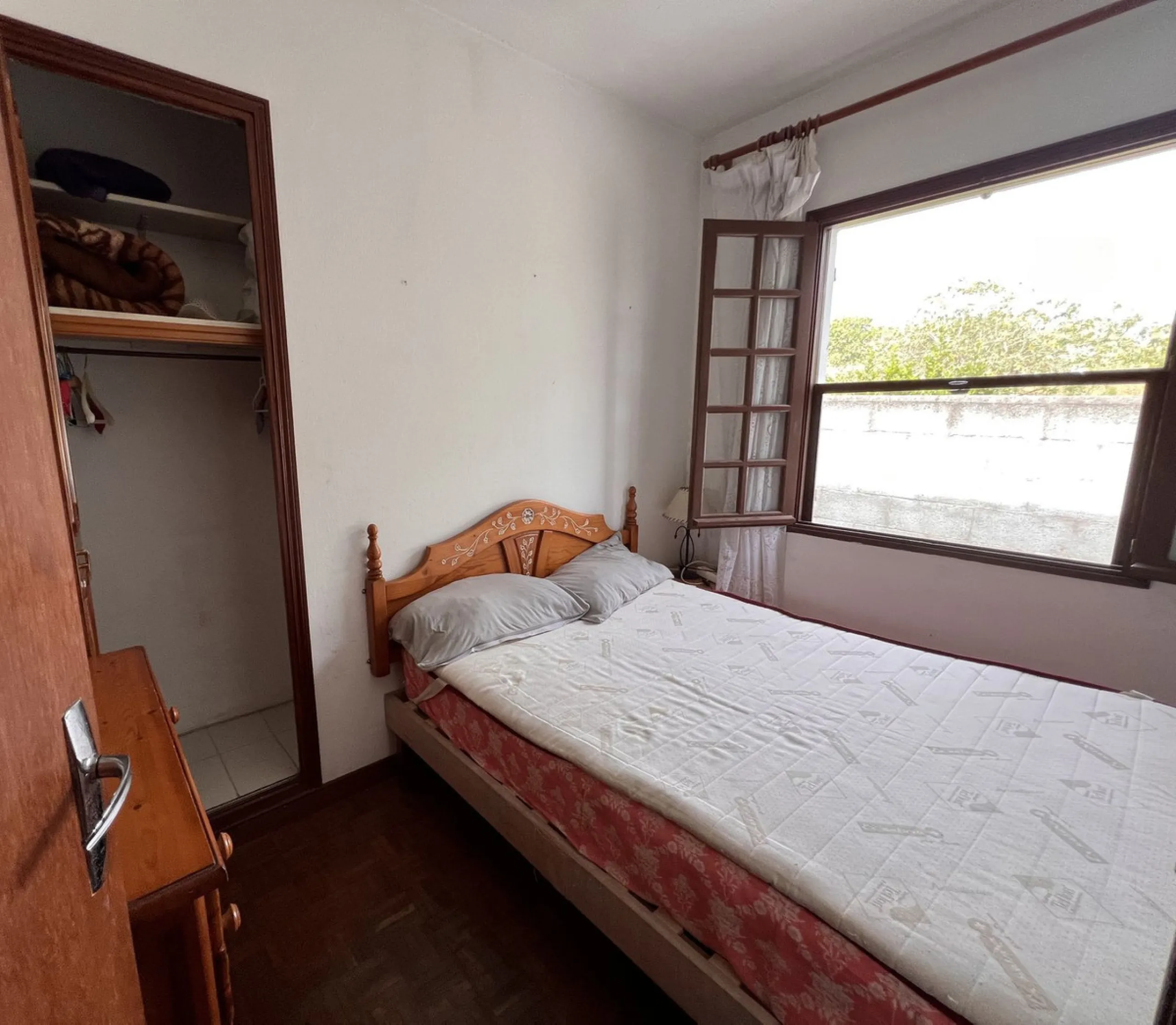 Large plot with house and swimming pool in the area of el Velerín.