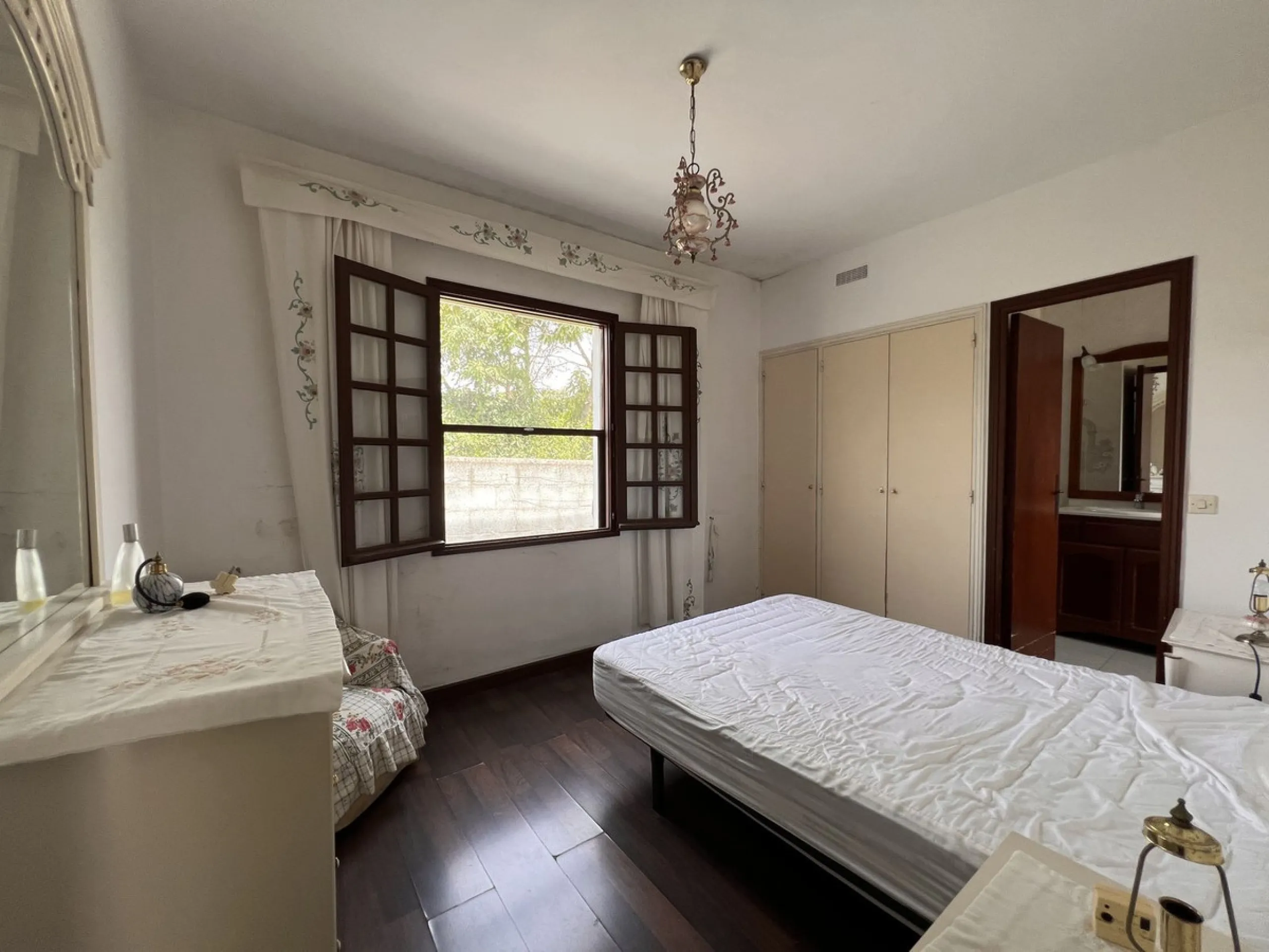 Large plot with house and swimming pool in the area of el Velerín.