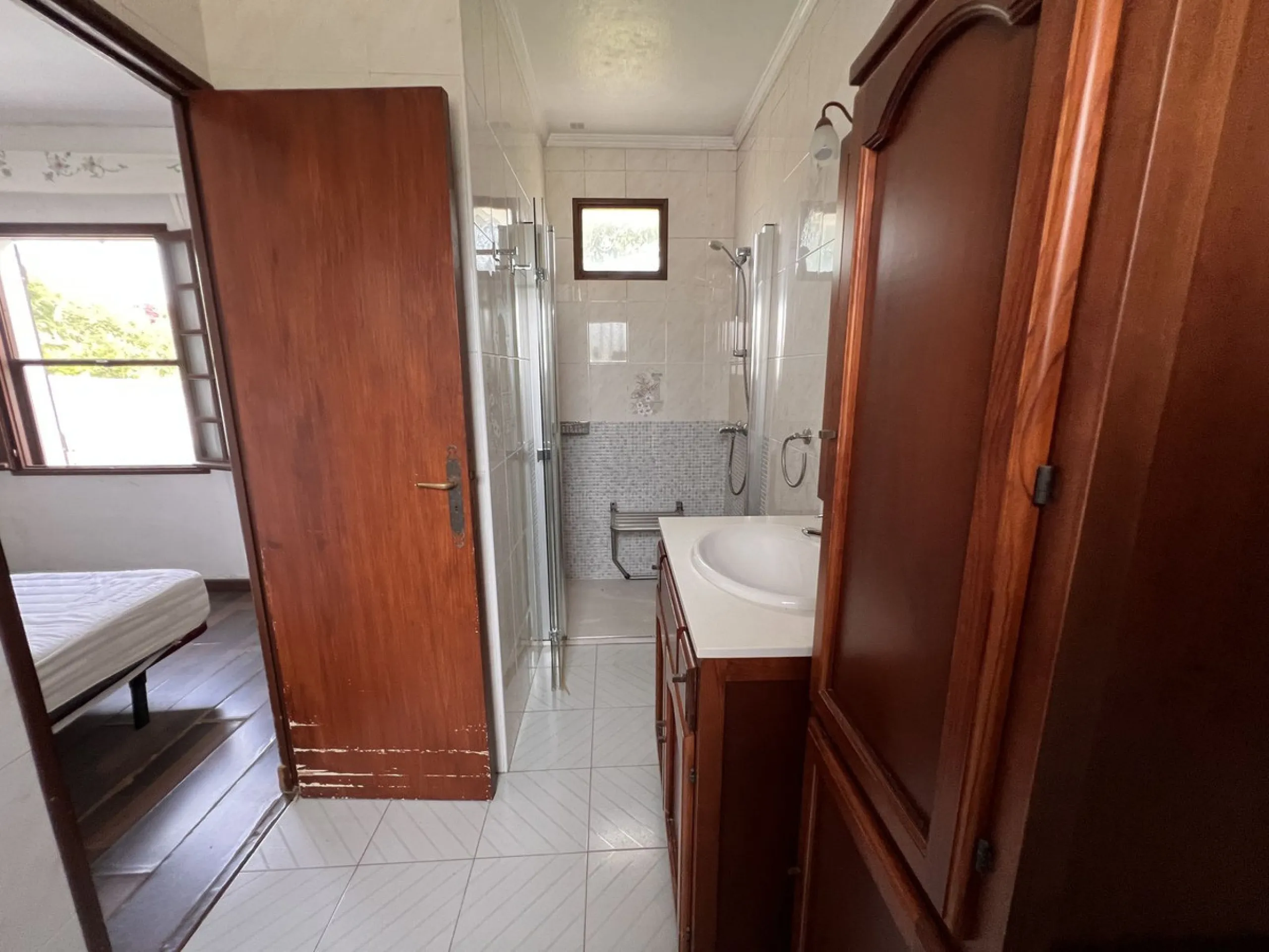 Large plot with house and swimming pool in the area of el Velerín.