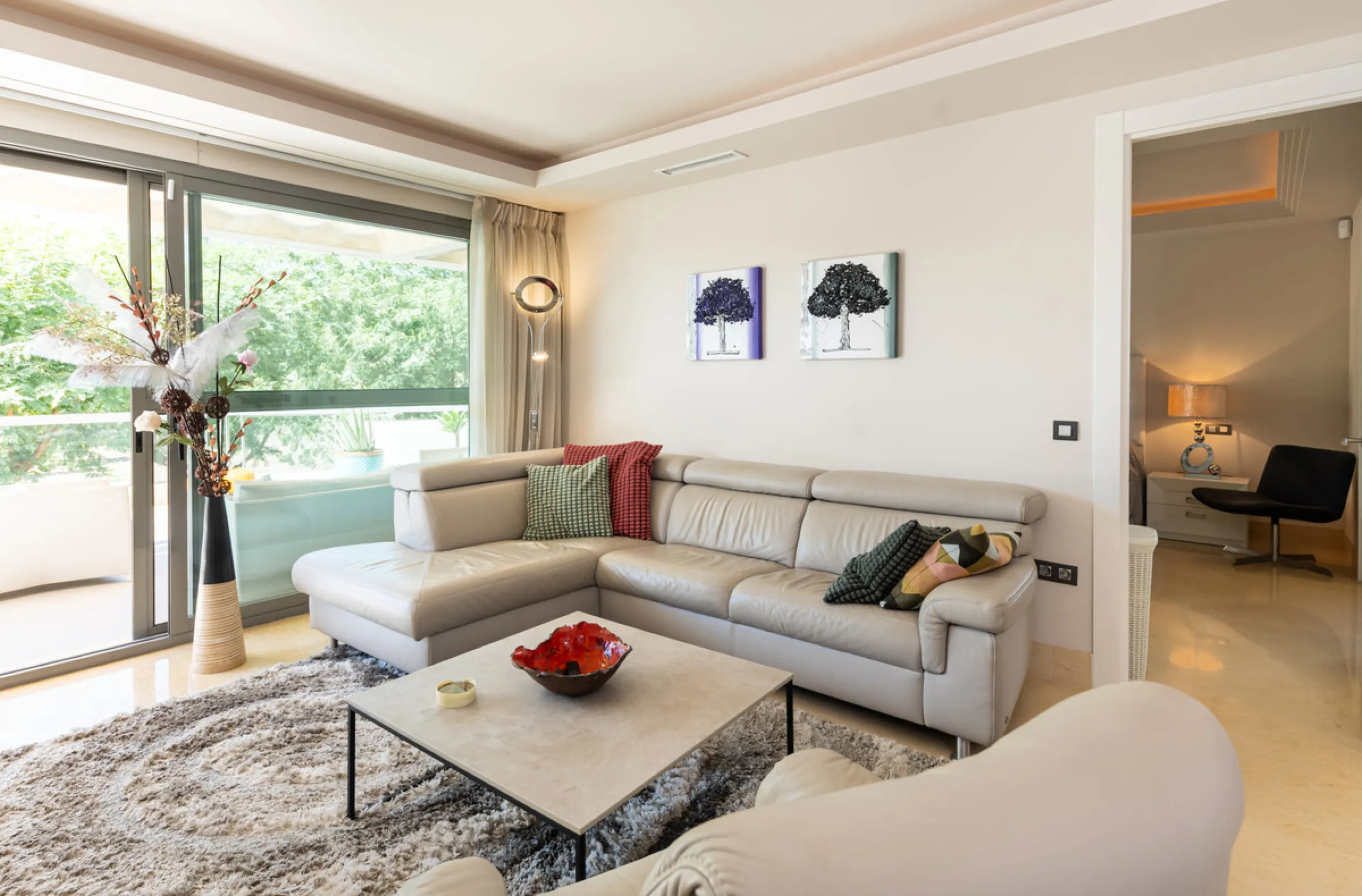 This modern apartment offers a range of features designed to enhance your living experience. The property boasts three bedrooms, each with its own en-suite bathroom, adding a touch of luxury. The apartment's west orientation allows for ample natural light