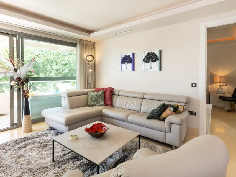 This modern apartment offers a range of features designed to enhance your living experience. The property boasts three bedrooms, each with its own en-suite bathroom, adding a touch of luxury. The apartment's west orientation allows for ample natural light