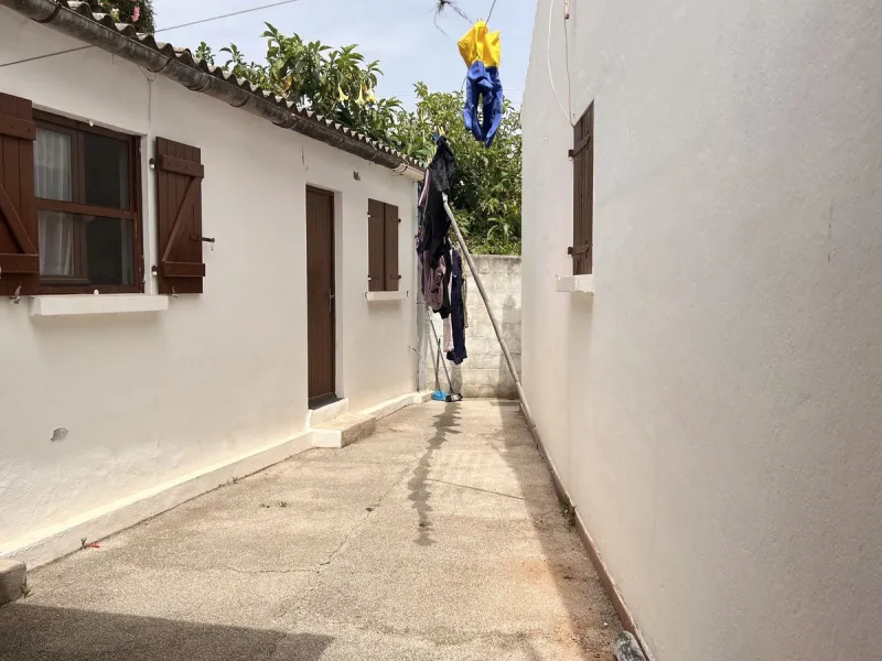Large plot with house and swimming pool in the area of el Velerín.