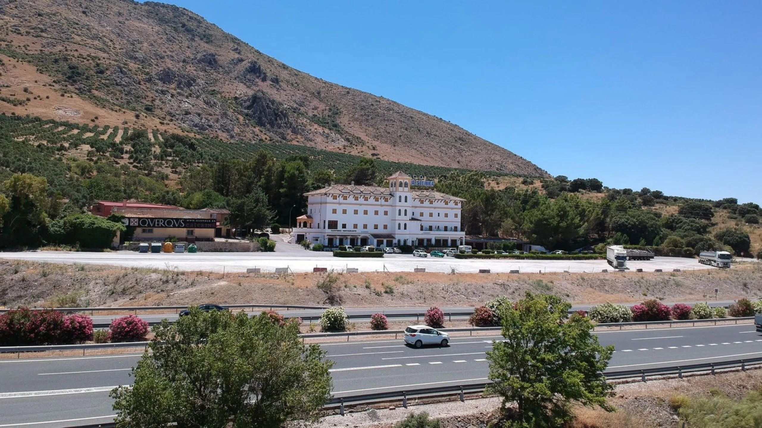 Commercial - Hotel в продаже в Antequera, Málaga. В доме 63 спален и 55 ванных комнат. Площадь дома 2460 м². Площадь участка 33000 м²