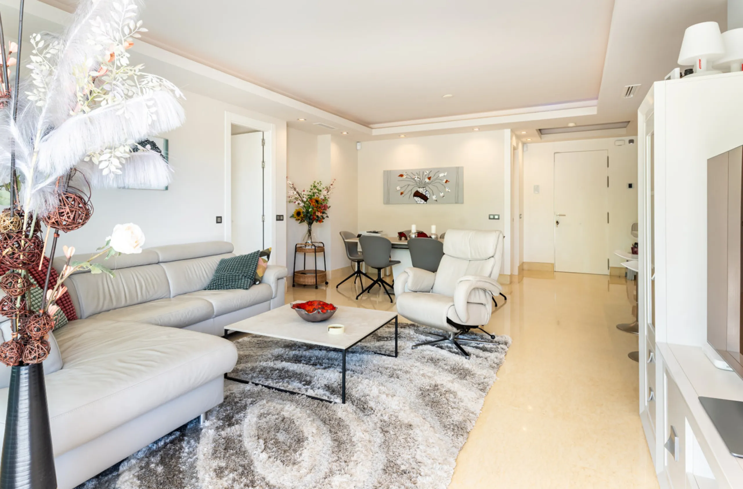 This modern apartment offers a range of features designed to enhance your living experience. The property boasts three bedrooms, each with its own en-suite bathroom, adding a touch of luxury. The apartment's west orientation allows for ample natural light