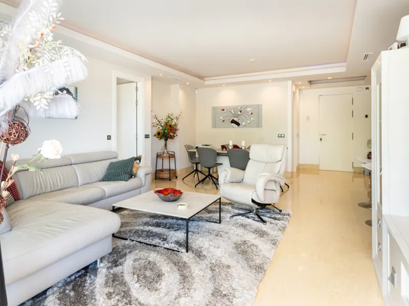 This modern apartment offers a range of features designed to enhance your living experience. The property boasts three bedrooms, each with its own en-suite bathroom, adding a touch of luxury. The apartment's west orientation allows for ample natural light