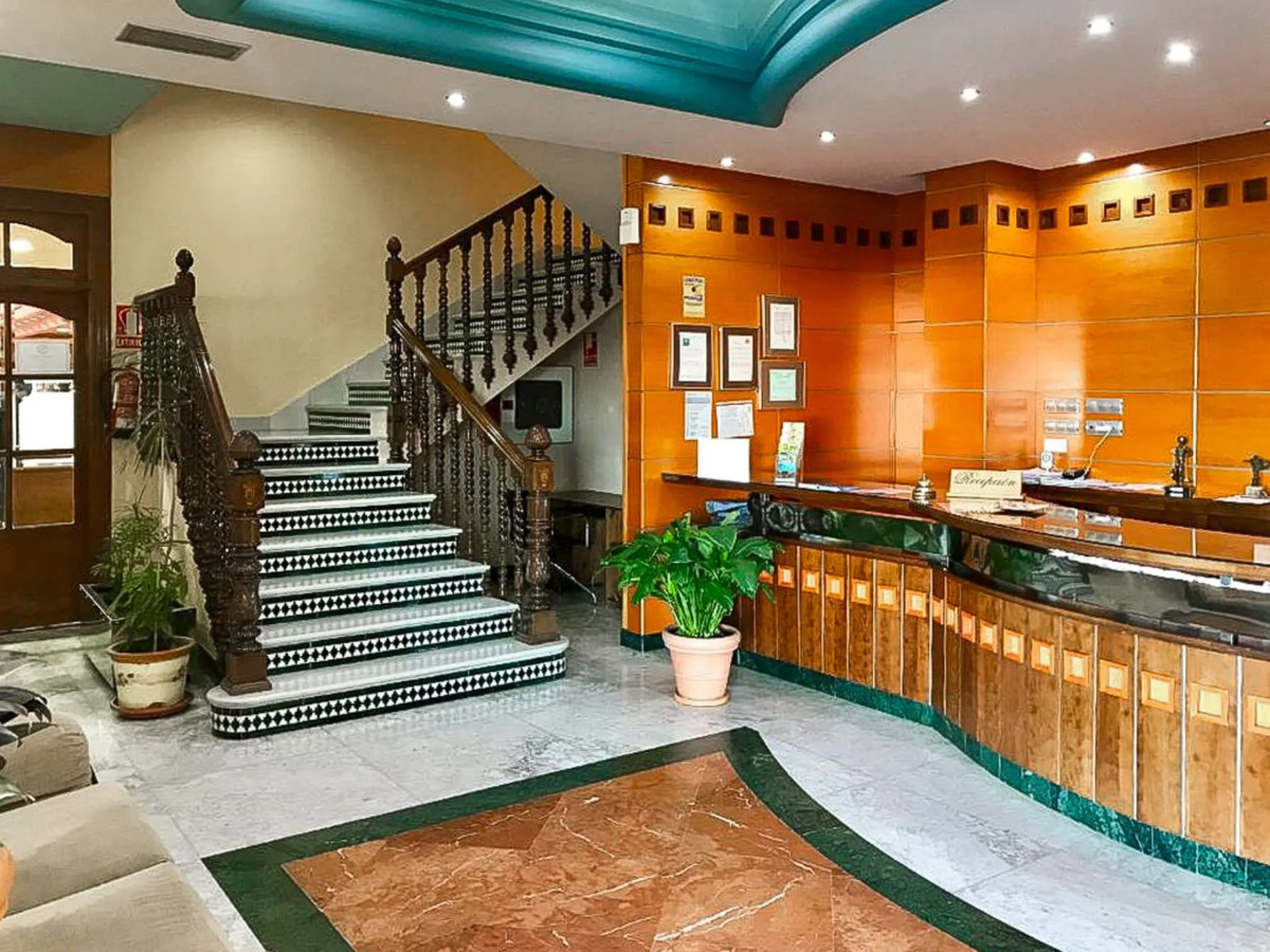Commercial - Hotel в продаже в Antequera, Málaga. В доме 63 спален и 55 ванных комнат. Площадь дома 2460 м². Площадь участка 33000 м²