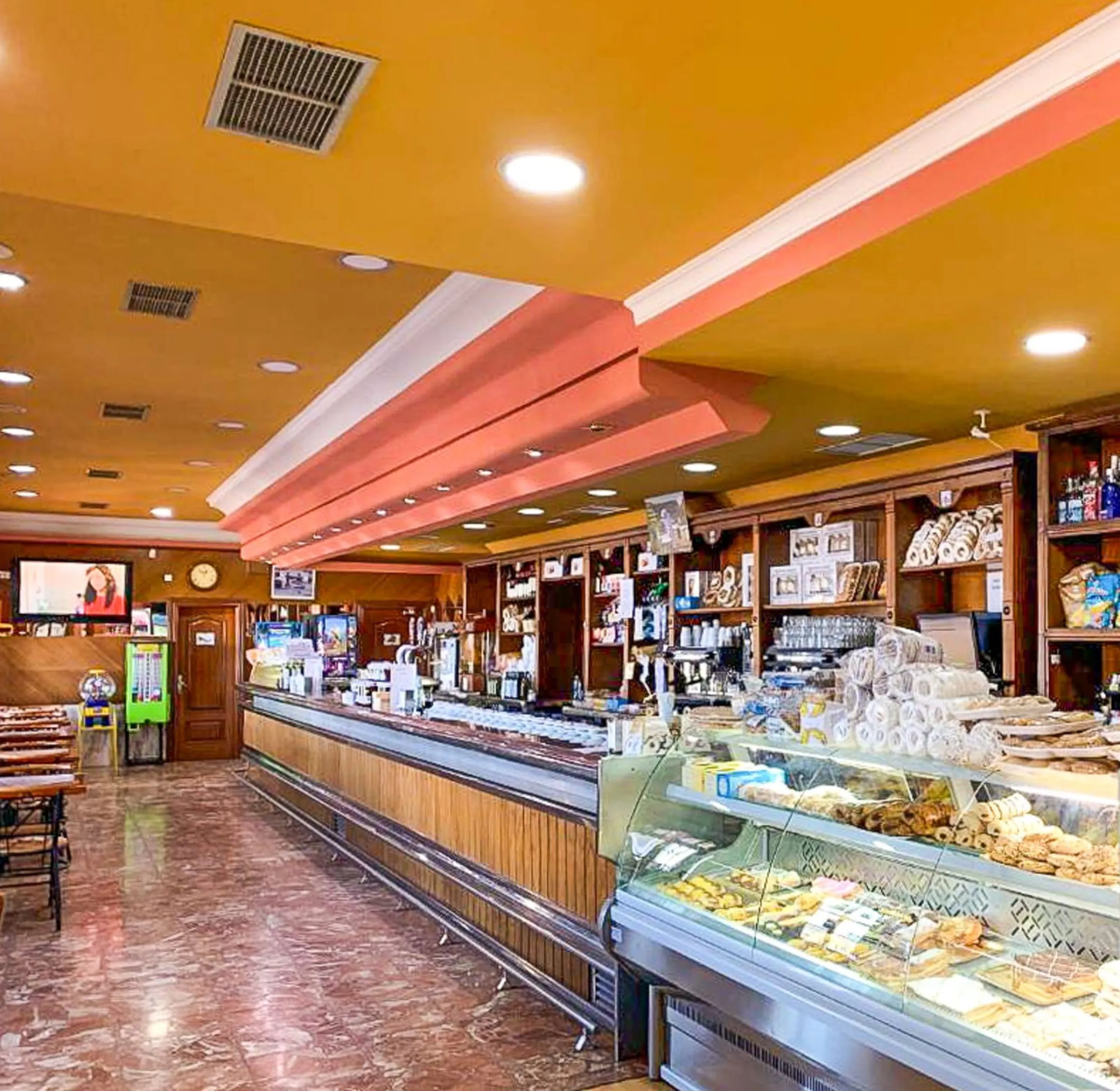 Commercial - Hotel в продаже в Antequera, Málaga. В доме 63 спален и 55 ванных комнат. Площадь дома 2460 м². Площадь участка 33000 м²