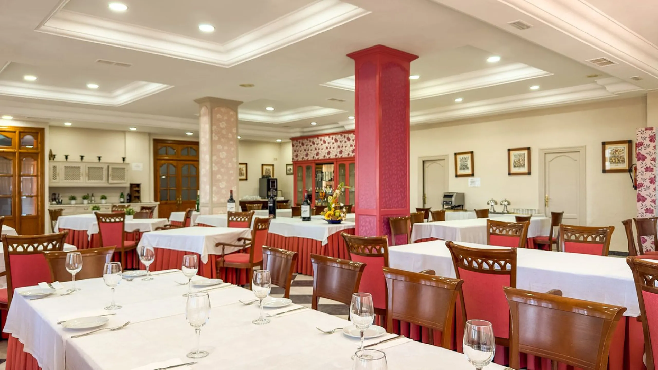 Commercial - Hotel в продаже в Antequera, Málaga. В доме 63 спален и 55 ванных комнат. Площадь дома 2460 м². Площадь участка 33000 м²