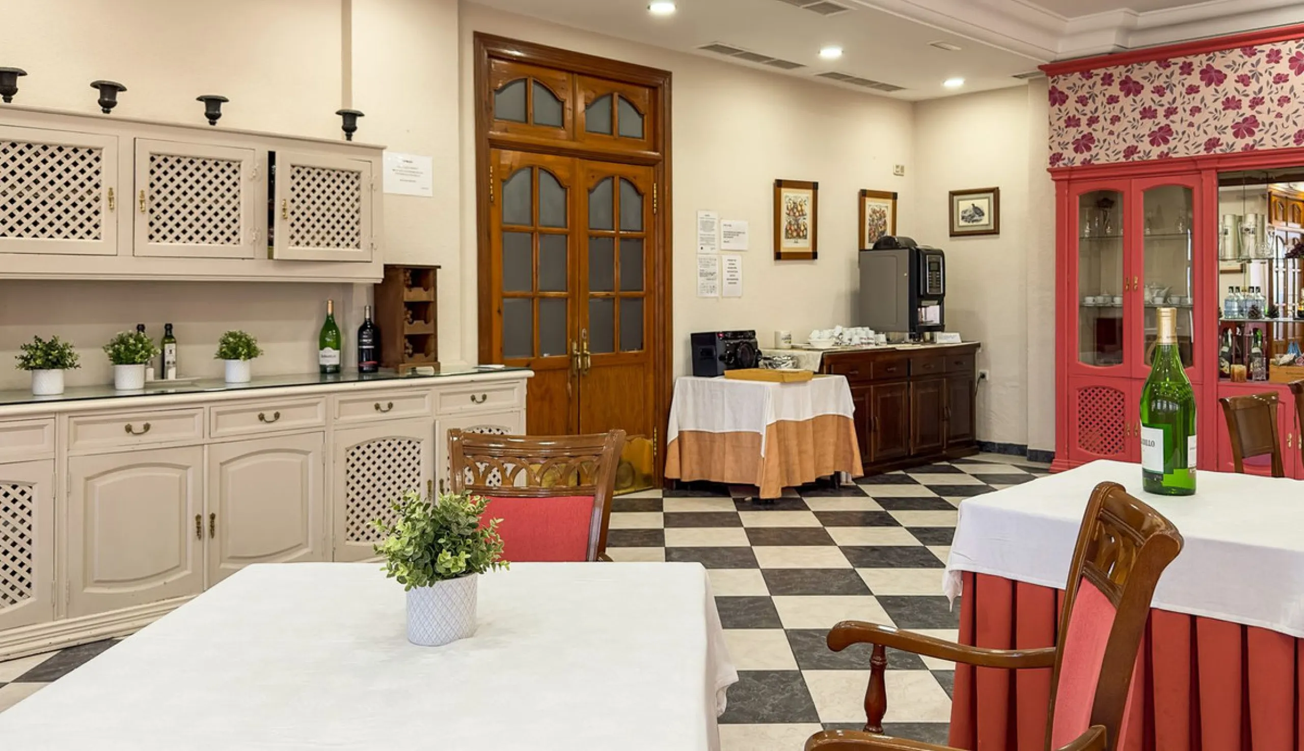 Commercial - Hotel в продаже в Antequera, Málaga. В доме 63 спален и 55 ванных комнат. Площадь дома 2460 м². Площадь участка 33000 м²