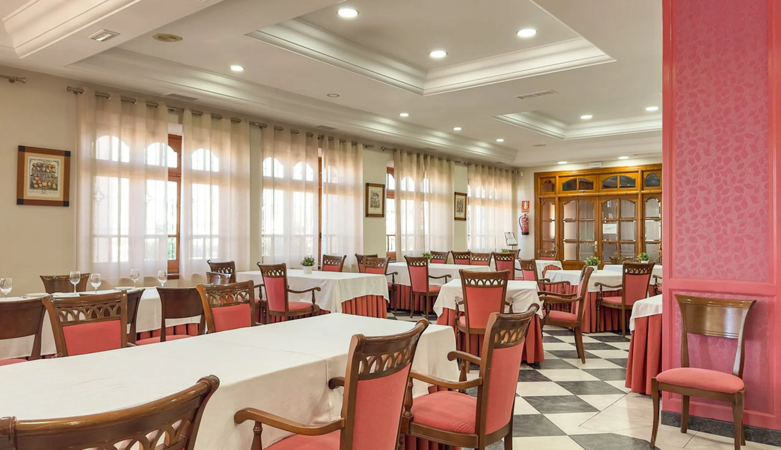 Commercial - Hotel в продаже в Antequera, Málaga. В доме 63 спален и 55 ванных комнат. Площадь дома 2460 м². Площадь участка 33000 м²