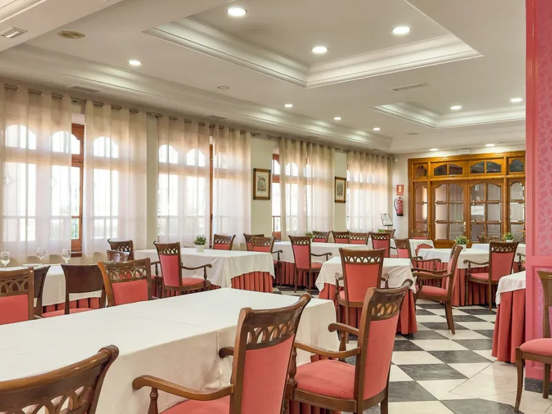 Commercial - Hotel в продаже в Antequera, Málaga. В доме 63 спален и 55 ванных комнат. Площадь дома 2460 м². Площадь участка 33000 м²