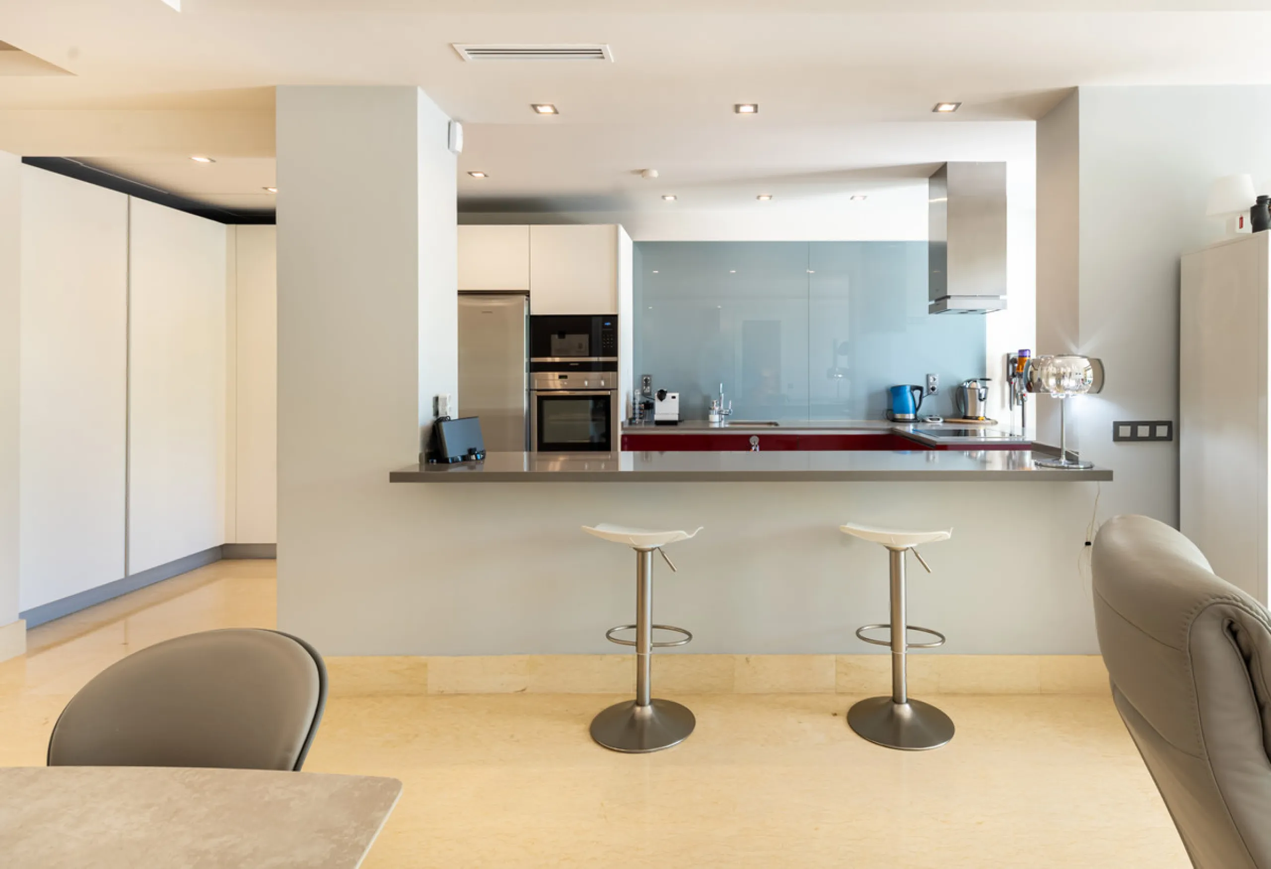 This modern apartment offers a range of features designed to enhance your living experience. The property boasts three bedrooms, each with its own en-suite bathroom, adding a touch of luxury. The apartment's west orientation allows for ample natural light
