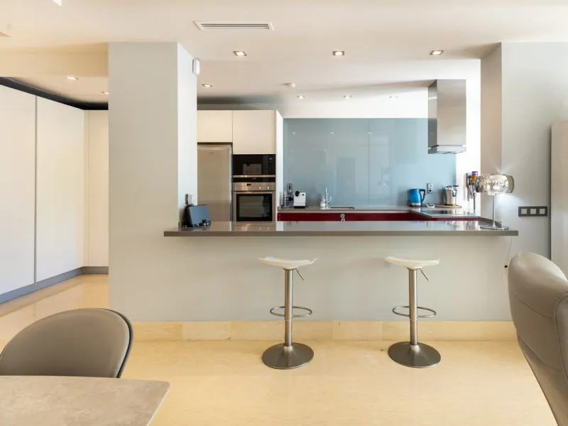 This modern apartment offers a range of features designed to enhance your living experience. The property boasts three bedrooms, each with its own en-suite bathroom, adding a touch of luxury. The apartment's west orientation allows for ample natural light