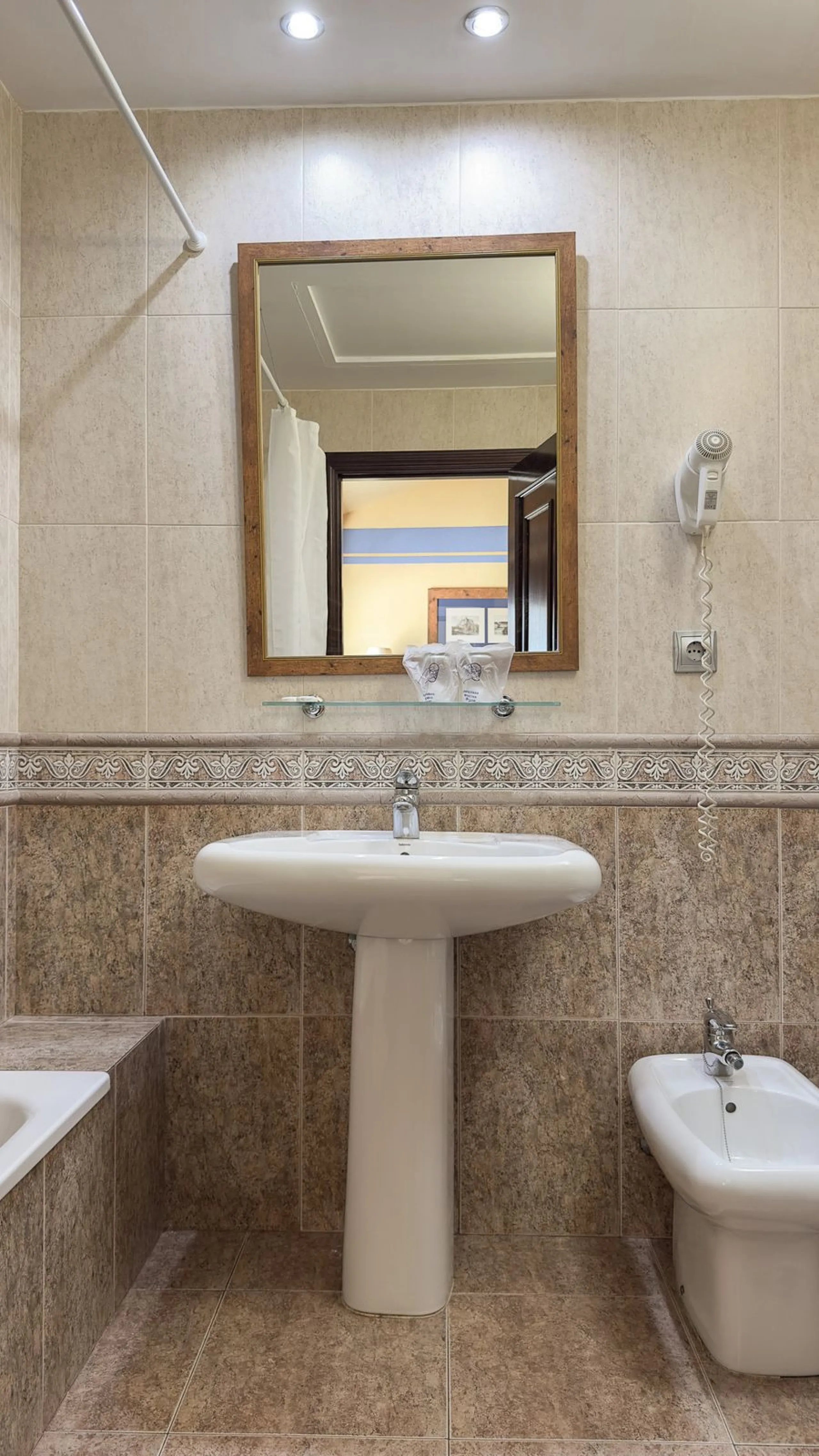 Commercial - Hotel в продаже в Antequera, Málaga. В доме 63 спален и 55 ванных комнат. Площадь дома 2460 м². Площадь участка 33000 м²