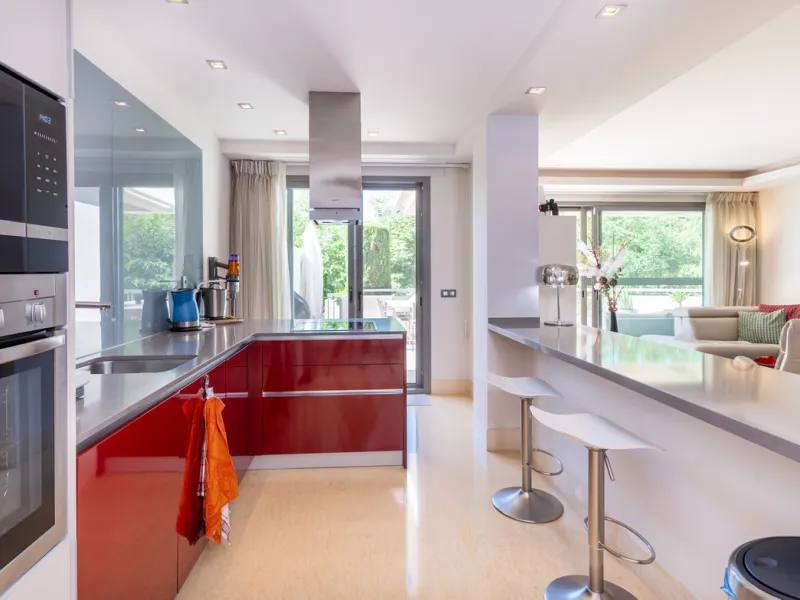This modern apartment offers a range of features designed to enhance your living experience. The property boasts three bedrooms, each with its own en-suite bathroom, adding a touch of luxury. The apartment's west orientation allows for ample natural light