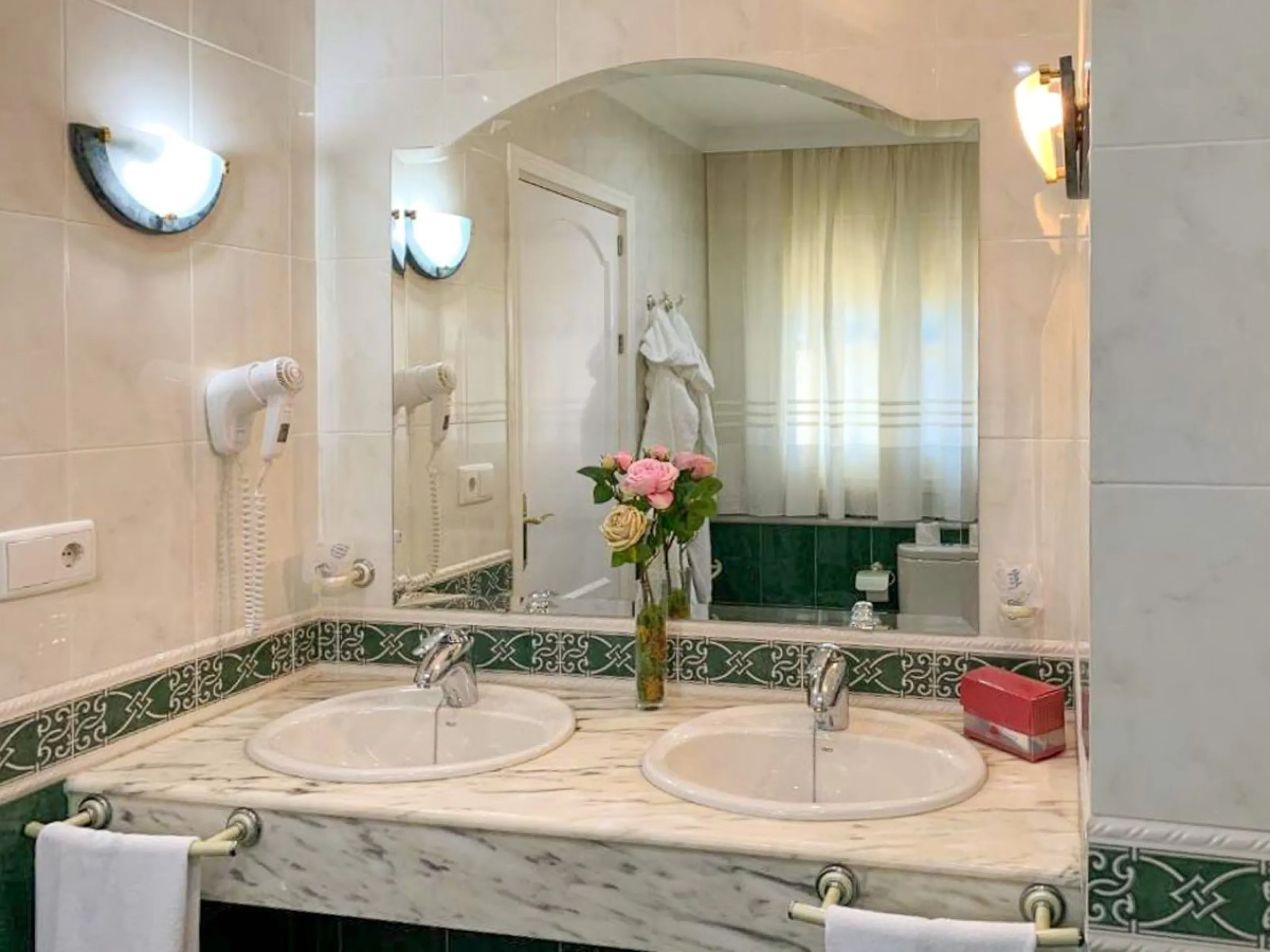 Commercial - Hotel в продаже в Antequera, Málaga. В доме 63 спален и 55 ванных комнат. Площадь дома 2460 м². Площадь участка 33000 м²