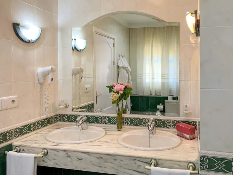 Commercial - Hotel в продаже в Antequera, Málaga. В доме 63 спален и 55 ванных комнат. Площадь дома 2460 м². Площадь участка 33000 м²