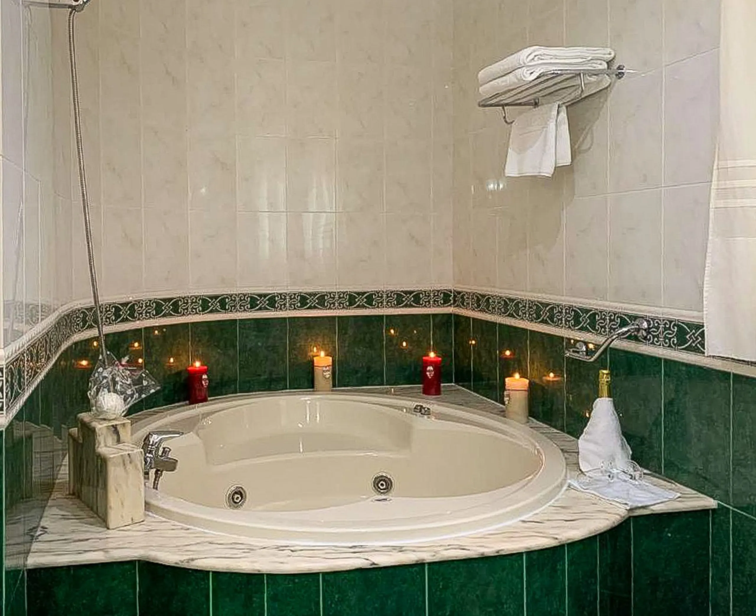 Commercial - Hotel в продаже в Antequera, Málaga. В доме 63 спален и 55 ванных комнат. Площадь дома 2460 м². Площадь участка 33000 м²